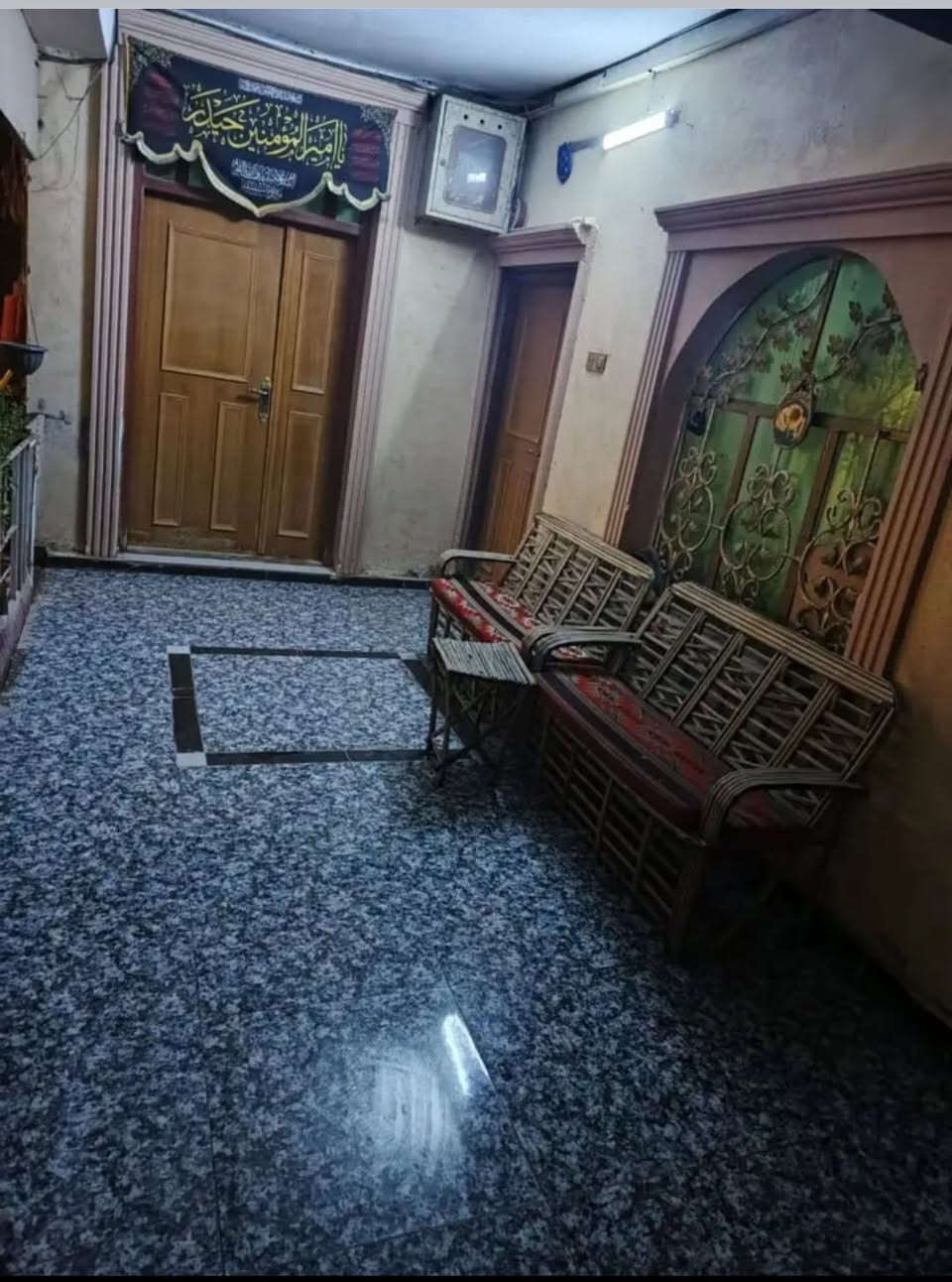 السلام عليكم 
معروض للبيع دار سكن مساحه (٢٠٠) م ركن وجه (٢٠×١٠) على حديقه في منطقة حي الشهداء قرب الشارع الرئيسي طابقين البيت نظيف مرمم الاول كونكريت والثاني عكاده 
يحتوي على 
استقبال وصاله وغرفه ومطبخ وصحيات ومطبخ حار وبارد 
الطابق الثاني 
غرفه نوم عدد (٤) 
مطبخ وصاله وصحيات 
السعر (٢٤٥) مليون قابل للتفاوض 
للاستفسار الاتصال واتساب ***********
مكتب المدار الذهبي للعقار

نص مكتوب في الصور:
- مكتب
- المدار الذهبي
- ***********
- دار للبيع