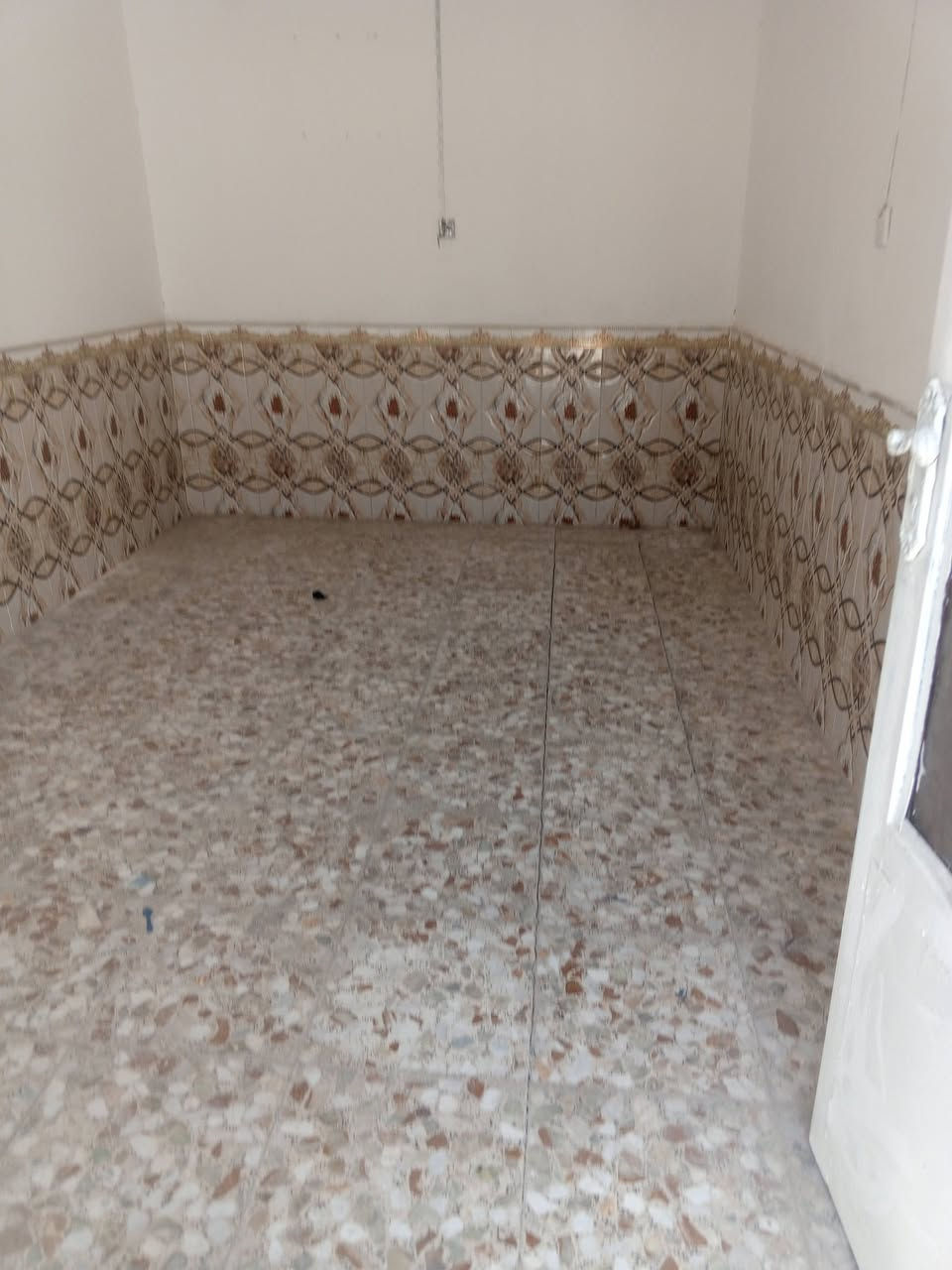 ﴿ 🧿  بسم الله الرحمـٰن الرحيم  🧿 ﴾
دار 🏠 للايجار   

مساحه 120متر.مربع.

اجاره 175 الف

يحتوي الدار على ....
غرفه نوم وصاله واستقبال ومطبخ وتخاريج داخليه و خارجيه وطارم.

   العنوان كوفه براكيه شارع المطار القديم بداية السوق قريب على مجمع أكرم..

خدمات كامله ... البيت نضيف

للاستفسار أكثر اتصل ع رقم (  *********** )
