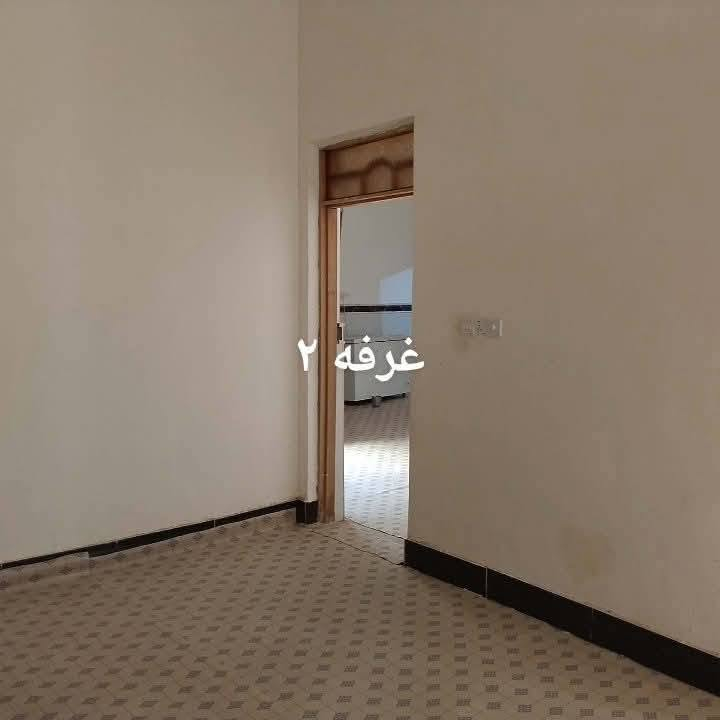 سلام عليكم
البيت البيع طابو صرف
قرب مدرسة المربد حي دجله
مساحه ((200)) متر 
يحتوي على استقبال وصاله 
ومطبخ وغرفتين نوم 
لبيت بناء جديد يحتاج بعض أمور 
اتصال بصاحب لبيت
((***********))

نص مكتوب في الصور:
- استقبال
- غرفة نوم ١
- غرفه ٢
- ستقبال
- منور
- ۲
- صاله
- توالیت