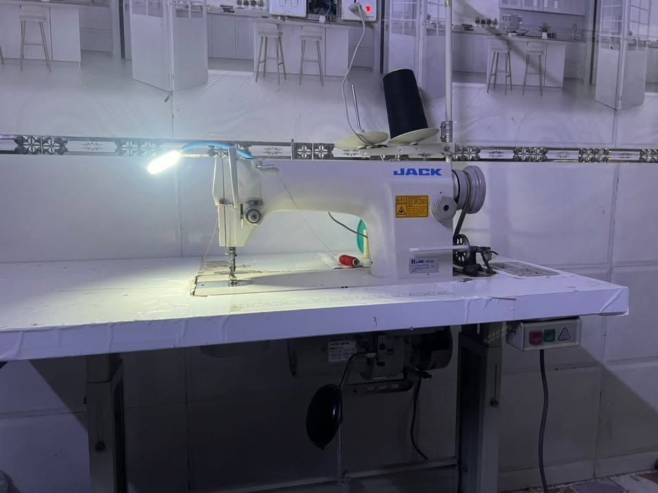 للبيع ماكنة خياطة صناعية ماركة JACK
الموديل: JK-8720
المواصفات:
1. النوع: غرزة واحدة Single Needle - مال قماش
متوسط وثقيل
2. الحالة: نظيفة وشغالة 100% - الصورة موجودة
3. المحرك: محرك سيرفو - صوت واطي وتوفر
كهرباء
4. السرعة: 5000 غرزة بالدقيقة - انتاجية عالية
5. الاستخدامات: قمصان، بناطيل، جينز، بدلات,
ملابس ثقيلة
6. الملحقات: كاملة مع الطاولة والستاند مال الخيط السعر:300وبيه مجال للتواصل/***********
