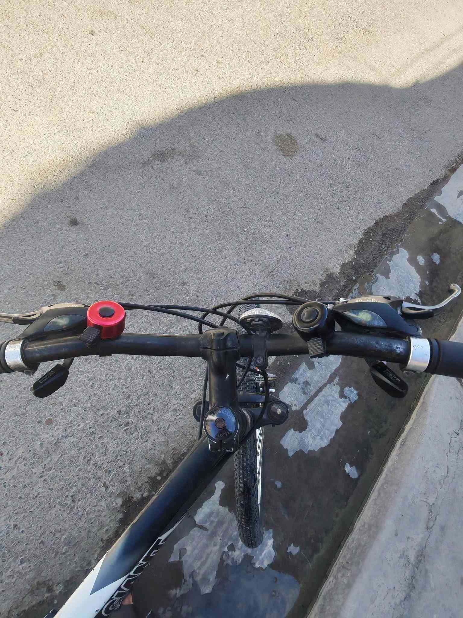 🚲 دراجة هوائية Giant Boulder للبيع
ماركة Giant، المعروفة بجودة ومتانة هياكلها.

🔹 الفئة: Giant Boulder
🔹 القير: Shimano Acera ‏3×8

«الشغال فعليًا حاليًا 2×8 لأن الترس الثالث ملغي.
🔹 الصناعة: تايوان 🇹🇼، مصنّعة للسوق الأسترالي 🇦🇺، والدراجة وارد أسترالي.
🔹 البريكات: V-Brake (ماسحات)، شغالات وقوية وفعّالة وسهلة الصيانة.
🔹 الشوكة الأمامية: نظام تعليق هيدروليك، يمتص صدمات الحفر والطسات والشوارع غير الممهدة بشكل ممتاز.
🔹 الإطارات: قياس 26 × 1.95، ماركة Ralson الهندية 🇮🇳، بنقشة خفيفة للمحافظة على السرعة وسهولة الكبس.
🔹 الهيكل: ألمنيوم متين و حجم الفريم ML. 
🔹 الدواسات: حديد مقاوم للصدأ وليست بلاستيك.
🔹 السرج: مختوم بختم Giant، وهيكله حديد مقاوم للصدأ.»

💰 السعر: 200 ألف دينار عراقي قابل للتفاوض.

📍 الموقع: العراق 🇮🇶، بغداد، الرصافة، منطقة البلديات.

📞 للتواصل: ***********
اتصال (رصيد) أو واتساب.
