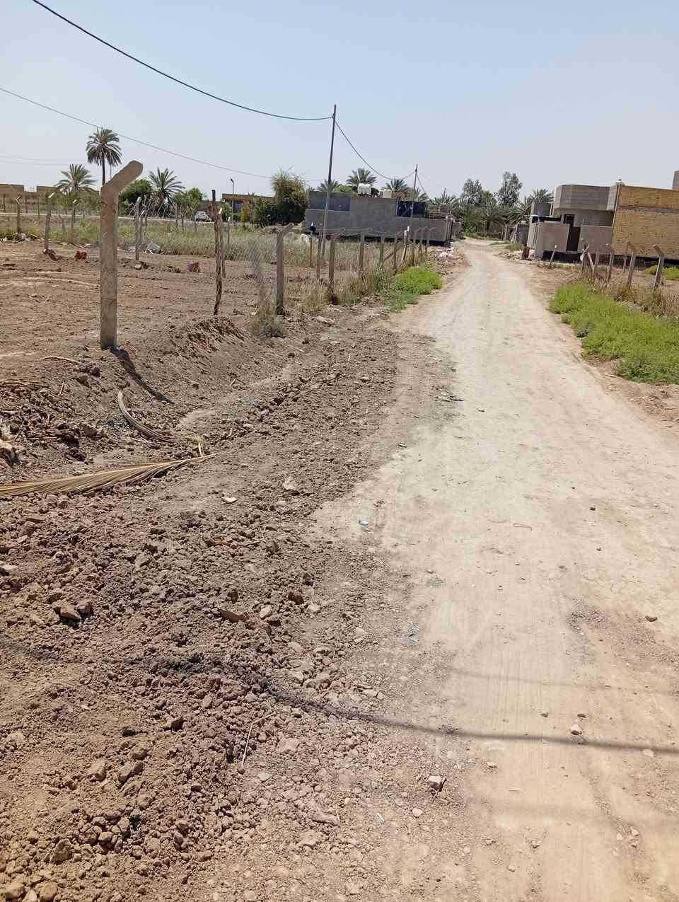 قطعه ارض للبيع في حي بابل مساحه 200 متر ثاني قطعه عن الشارع ماء وكهرباء وتبليط وتبعد عن التبليط الجديد 10 متر للاتصال ***********

