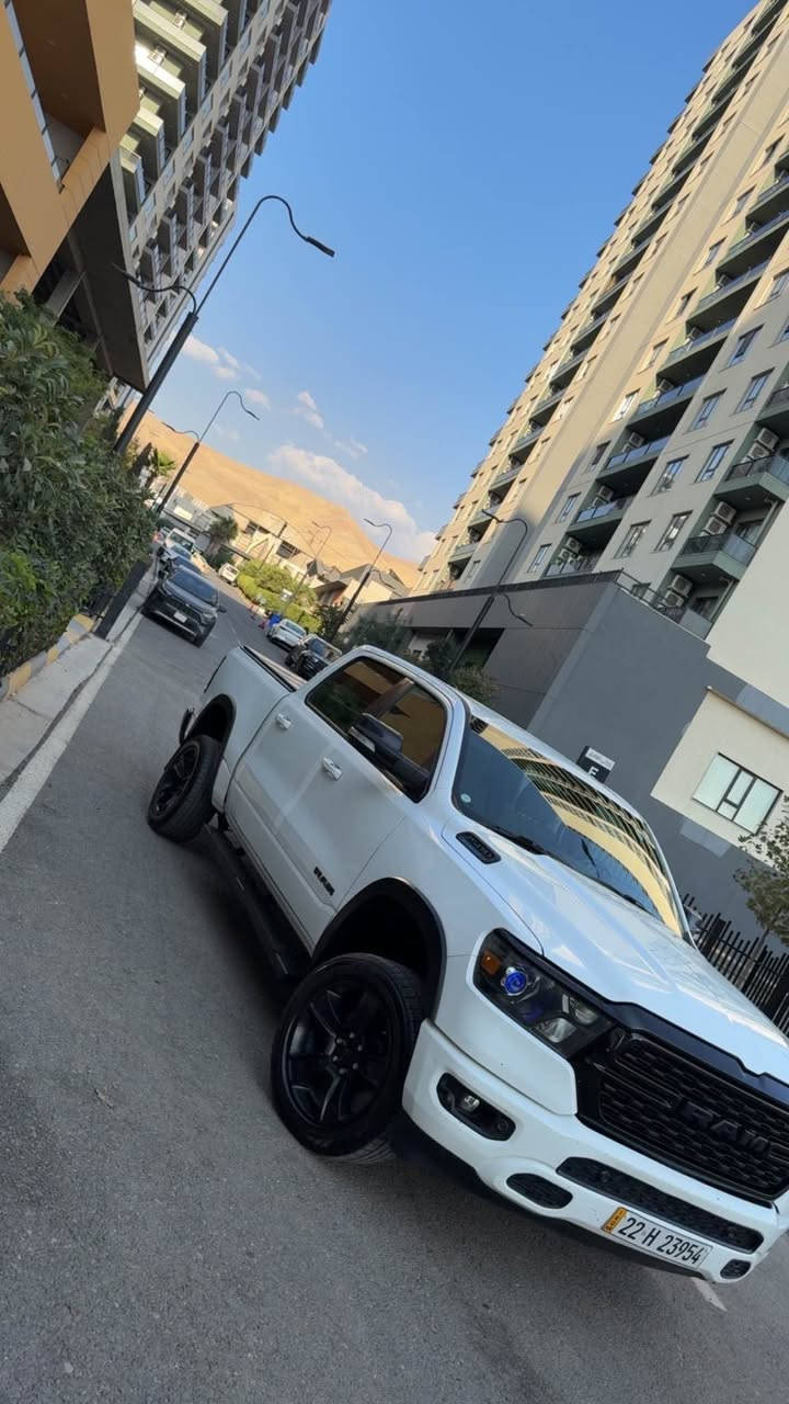 السلام عليكم 
🔥 للبيع | Dodge RAM 1500 Big Horn 4×4 | 
موديل 2022 🔥

هيبة • قوة • راحة • اعتمادية 🖤

🚘 RAM 1500 BIG HORN
📅 Model 2022
🛞 4×4 | دفع رباعي
🔧 3.6L Pentastar V6
🌬️ تنفس طبيعي
💪 305 HP
⚙️ 365 N·m Torque
🔄 8-Speed Automatic
⛽ بنزين

━━━━━━━━━━━━━━
✨ المواصفات والتجهيزات
━━━━━━━━━━━━━━

• Big Horn Package
• شاشة وسطية متعددة الاستخدامات
• كاميرا خلفية
• حساسات خلفية
• مثبت سرعة
• تحكم بالمقود
• تشغيل ودخول بدون مفتاح
• Bluetooth / USB
• مكيف
• مقصورة واسعة ومريحة
• صندوق خلفي عملي وواسع
• نظام 4×4 للطرق والسفر والاستخدام اليومي

━━━━━━━━━━━━━━
💎 حالة السيارة
━━━━━━━━━━━━━━

✅ موديل 2022
✅ V6 3.6L تنفس طبيعي
✅ دفع رباعي 4×4
✅ماشيه 54 الف مايل
✅ سيارة عملية وقوية ومناسبة للاستخدام اليومي والسفر
✅ الفحص متاح بأي مكان يختاره المشتري
✨ السيارة بحالة الوكالة من ناحية المحرك والكير والميكانيك
✨ المحرك والكير بحالة ممتازة جداً
✨ ما مفتوحات
✨ الحدادية والكهربائيات كلها سليمة وتعمل بشكل كامل
✨ كلشي بالسيارة شغال وبضمان
✨ ما بيها نقص برغي
✨ السيارة جاهزة للاستخدام وما تحتاج أي شغل
السيارة وارد أمريكي، وكان الضرر بالجهة الخلفية فقط:

• ضرر حافه الجاملغ الخلفي من جهة السائق
• ضرر بسيط بـ الباب الخلفي من جهة السكن
• ضرر بطرف/حافة الجام الخلفي من جهة السكن 
• بدون ضرر شواصي
• بدون لغد
• بدون أضرار بالدواخل
• البجم كبس
• الضرر كان خارجي ومحصور بالجهة المذكورة
السيارة أنظف من الصور وأحلى على الطبيعة، وكل التفاصيل المذكورة واضحة وصريحة.
وأنا أضمنلك الكلام المذكور؛ إذا تجي وتشوف السيارة وتطلع بيها شغلة جوهرية أو ضرر إضافي بخلاف اللي مذكور، ما أخليك تتعنى وتروح بدون فائدة.
كلامي  واضح وما بي أي لف ودوران اللي مذكور هو الموجود بالسيارة،.

📍 الموقع: السليمانية
💰 السعر: 280$ وبيها مجال
📞 للتواصل: *********** السليمانية, العراق
