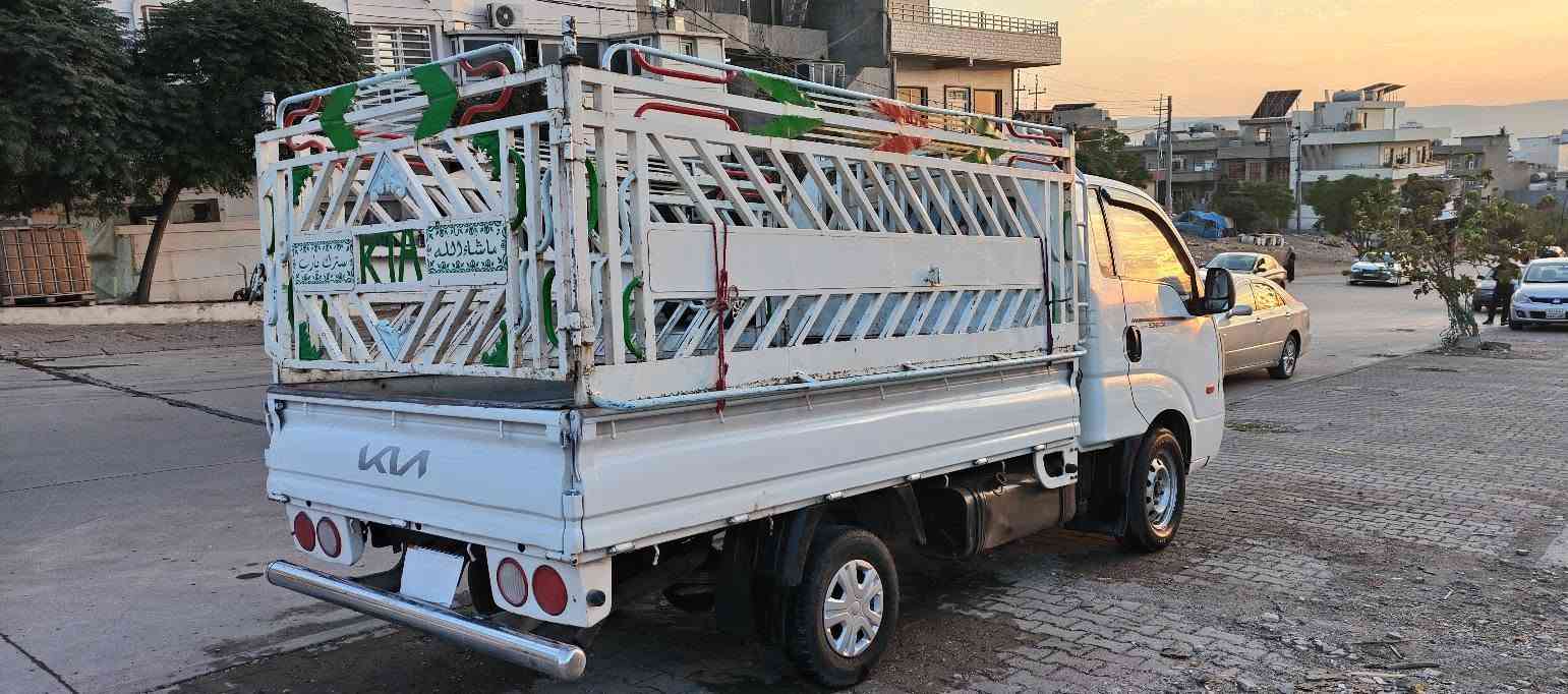 سەرەتابەناوی خوا 
کیا بیلاد 2009
سعری 60گەڵا 
3000 سۆپەر مەکینە ڕەش
بریکی بەسراوە
کارەبای بەسراوە 
ناو بودی بەسراوە 
دەق
عمی بەسراوە 
چەم چەی جەلال حەداد
6تایەی لوک 
دەبڵ سپێری لە گەڵە
***********
***********
