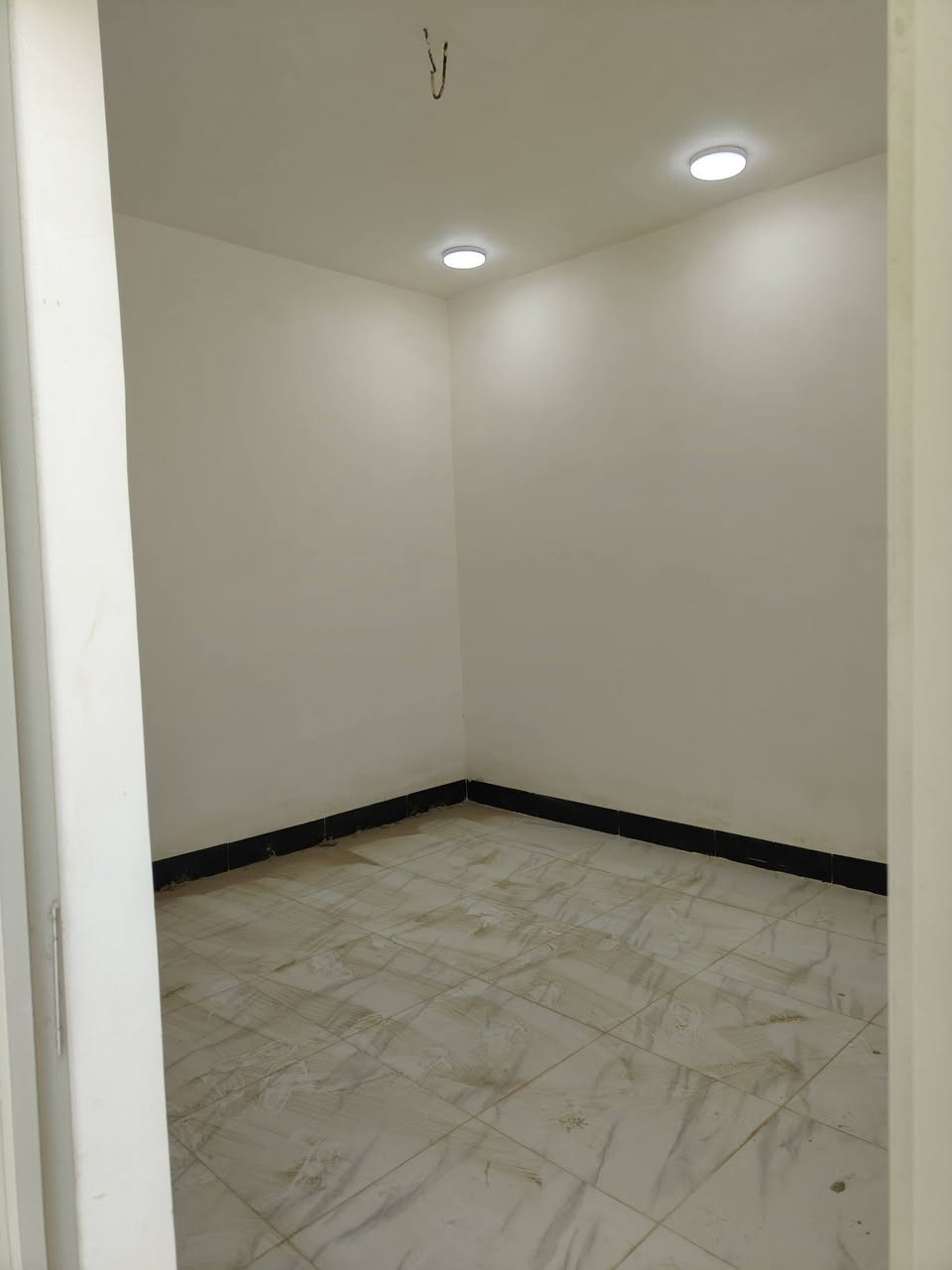 يا الله البيت البيع مساحه 100متر مربع 10×10غرفتين نوم وستقبال ومطبخ وصحيات داخليه وخارجيه وصاله 
عنوان البيت شارع الاصب عمود 335خط الاول سعر 40وبيه مجال ***********
