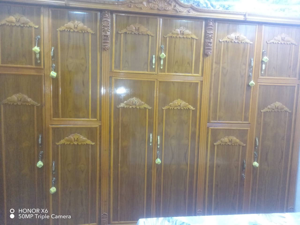 السلام عليكم عيني غرفه للبيع صار 3 أشهر من اخذتها نضيفه السعر 1500 وبيها مجال ***********

نص مكتوب في الصور:
- HONOR X6
- 50MP Triple Camera
- O HONOR X6