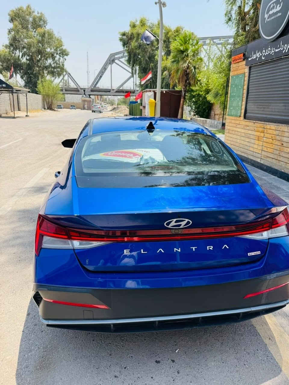 ​للبيع: هونداي النترا هايبرد 2024 (فئة Blue)
التفاصيل الأساسية:
​الموديل: 2024
​الفئة: بلو (Blue)
​المسافة المقطوعة: 25,000 كم فقط (ماشية قليل)
​الرقم: ألماني بغداد (تحويل ملكية مباشر)
​حالة السيارة والأمان:
​الحادث: ضربة جامرلغ خلفي جهة الراكب (عكس السايق) فقط.
​الأيرباكات: سليمة بشرط الفحص 100% (بدون أي أيرباك طاق).
​الشاصي، اللغود، والمحرك: بشرط الفحص الكامل 
​المواصفات الفنية والمنظومة الهجينة:
​محرك 4 سلندر سعة 1.6L بلسين محرك كهربائي قدرة عالية (مجموع القوة 139 حصان).
​ناقل حركة (كير) أوتوماتيكي دبل كلتش 6 سرعات (DCT) مع تحكم يدوي.
​شحن ذاتي للبطارية أثناء القيادة والكبح (لا تحتاج لشحن خارجي).
​نظام استرجاع الطاقة الذكي عند تخفيف السرعة أو استخدام الفرامل (Regenerative Braking).
​خزان بنزين اقتصادي جداً يقطع مسافات طويلة جداً باللتـر الواحد (توفير خيالي).
​أنظمة الأمان والمساعدة على الطريق:
​رادار أمامي: نظام منع التصادم وتنبيه المشاة والسيارات (FCA).
​رادار المسار: نظام المحافظة والتوجيه الآلي داخل المسار (LKA / LFA).
​حساسات خلفية: للمساعدة أثناء التوقف وركن السيارة.
​نظام تنبيه السائق عند التشتت أو الإرهاق (DAW).
​نظام مساعدة صعود المرتفعات (HAC).
​نظام مراقبة ضغط الإطارات الإلكتروني بالرقم لكل إطار (TPMS).
​أنظمة الثبات الإلكتروني الكاملة (ABS / ESC / VSM / EBD).
​المواصفات الداخلية والراحة:
​تشغيل عن بعد عن طريق السويج
​نظام بصمة دخول ذكي للأبواب + تشغيل بنقرة زر (Push Button Start).
​شاشة وسطية عالية الدقة تدعم Apple CarPlay و Android Auto (سلكي وللاسلكي).
​كاميرا خلفية بدقة عالية مع خطوط توجيه ديناميكية تتحرك مع دوران الاستيرن.
​لوحة عدادات رقمية (شاشة عداد متطورة) تعرض تدفق الطاقة ومستوى شحن البطارية.
​تكييف إلكتروني متطور 
​وضعيات قيادة متعددة:
​Sport (يعطي أداء قاطِع واستجابة تسارع سريعة).
​Eco (للتوفير الأقصى للبنزين داخل المدينة).
​Normal (للقيادة اليومية المتوازنة).
​تثبيت سرعة ذكي (Cruise Control) مع تحكم كامل من عجلة القيادة.
​تدفئة للمقاعد الأمامية (سائق وركب).
​مقاعد مريحة جداً بتصميم يدعم الظهر أثناء المسافات الطويلة.
​نظام صوتي نقي مع مدخل USB ومنافذ شحن سريعة (Type-C) للأمام والخلف.
​مسند يد وسطي أمامي وخلفي مع حاملات أكواب.
​المواصفات الخارجية والتصميم:
​إضاءة أماميّة حديثة مع خاصية التشغيل والإطفاء التلقائي (Auto Light Sensor).
​إضاءة نهارية LED بتصميم عصري (DRL).
​ويل كاب (جنوط) ألمنيوم خفيف مقاس 16 إنش مخصص للهايبرد لتقليل الانسيابية ومقاومة الهواء.
​مرايا جانبية كهربائية بلون السيارة مزودة بإشارات انعطاف LED.
​زجاج عازل للحرارة والصوت لراحة أكبر داخل المقصورة.
​📍 المكان: ديالى
📞 للتواصل: ***********
💰 السعر: [159ورقة]
