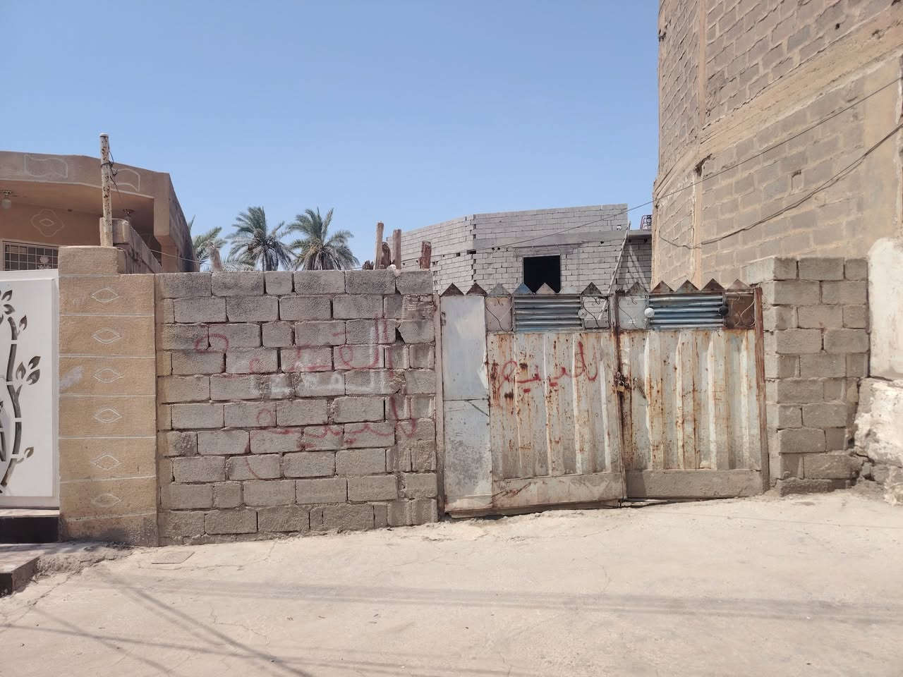 قطعه أراضٍ للبيع المساحه ١١١ مع وجود فظله
طابو ملك صرف
الموقع قرب سوق بهرز (منطقه المنتريس)
الواجه ٦،٦٠ 
خدمات كامله كهرباء و مي ومجاري وتبليط شارع عرض ٩ امتار
الاستفسار الاتصال على الرقم ***********
