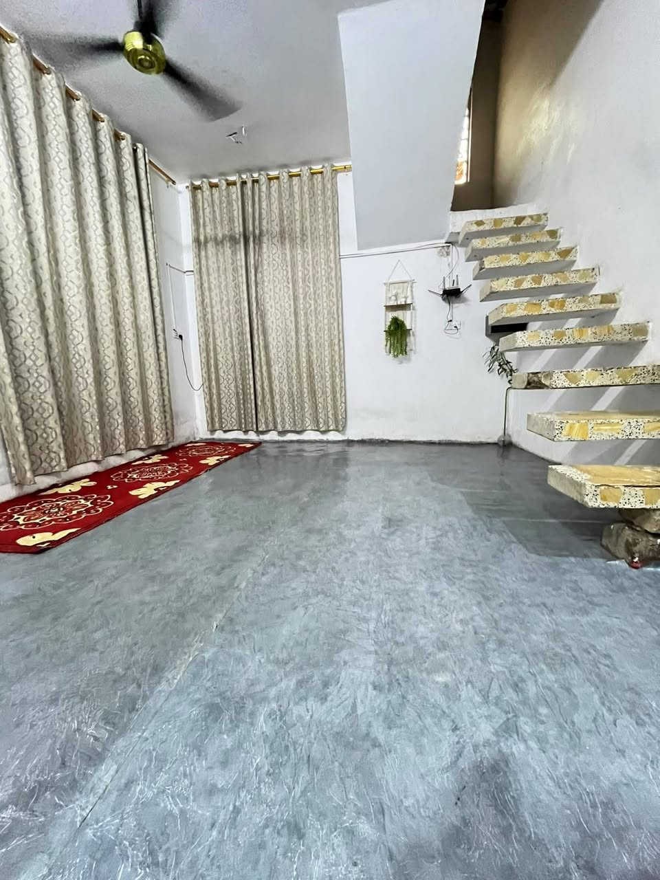 بيت للبيع 100متر مربع ركن طابقين  منطقه السبعتالاف نهايه شارع المستشفى قبل الاخير بفرع الطابق الارضي استقبال+صاله+مطبخ+غرفه+حمام الطابق الثاني 3غرف+صاله غرفتين جاهزات والبقيه عوزهن بياض 
البيت طابو ملك صرف مفروز بأسمي تحويل مباشر 
للتواصل الاتصال على الرقم
*********** موجود واتساب
