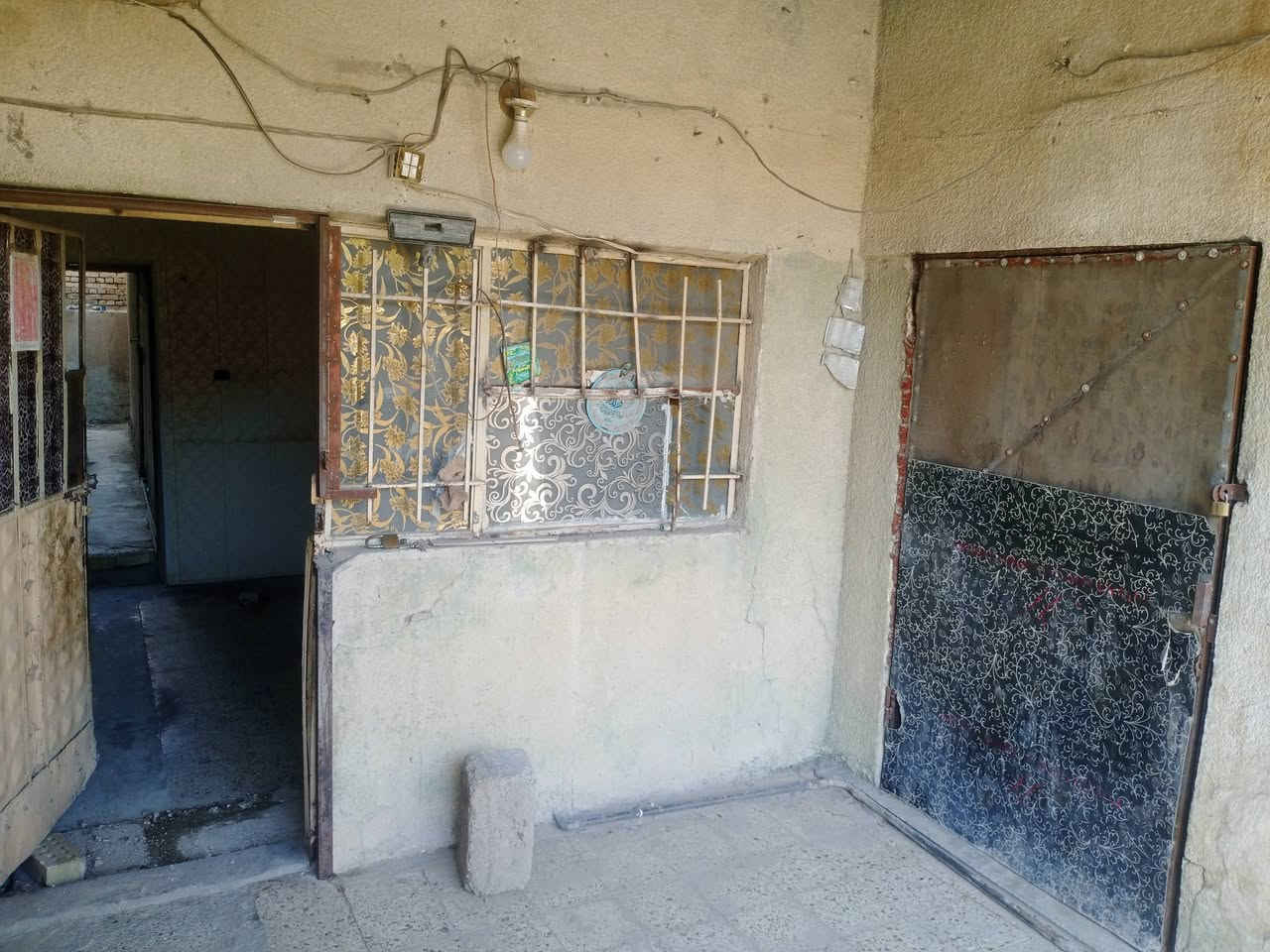 السلام عليكم بيت 200متر للبيع منطقة الحسينية الاربع الاف خلف جامع الامام الصادق .. هاي صور واكو فيديو ايضا داخل المنشور بالتفاصيل يتكون من ٣ غرف نوم ومطبخين واثنين ابواب خارجيه و٢ طارمه السعر 120 مليون
 الاستفسار اكثر الاتصال او المراسله واتساب ***********

