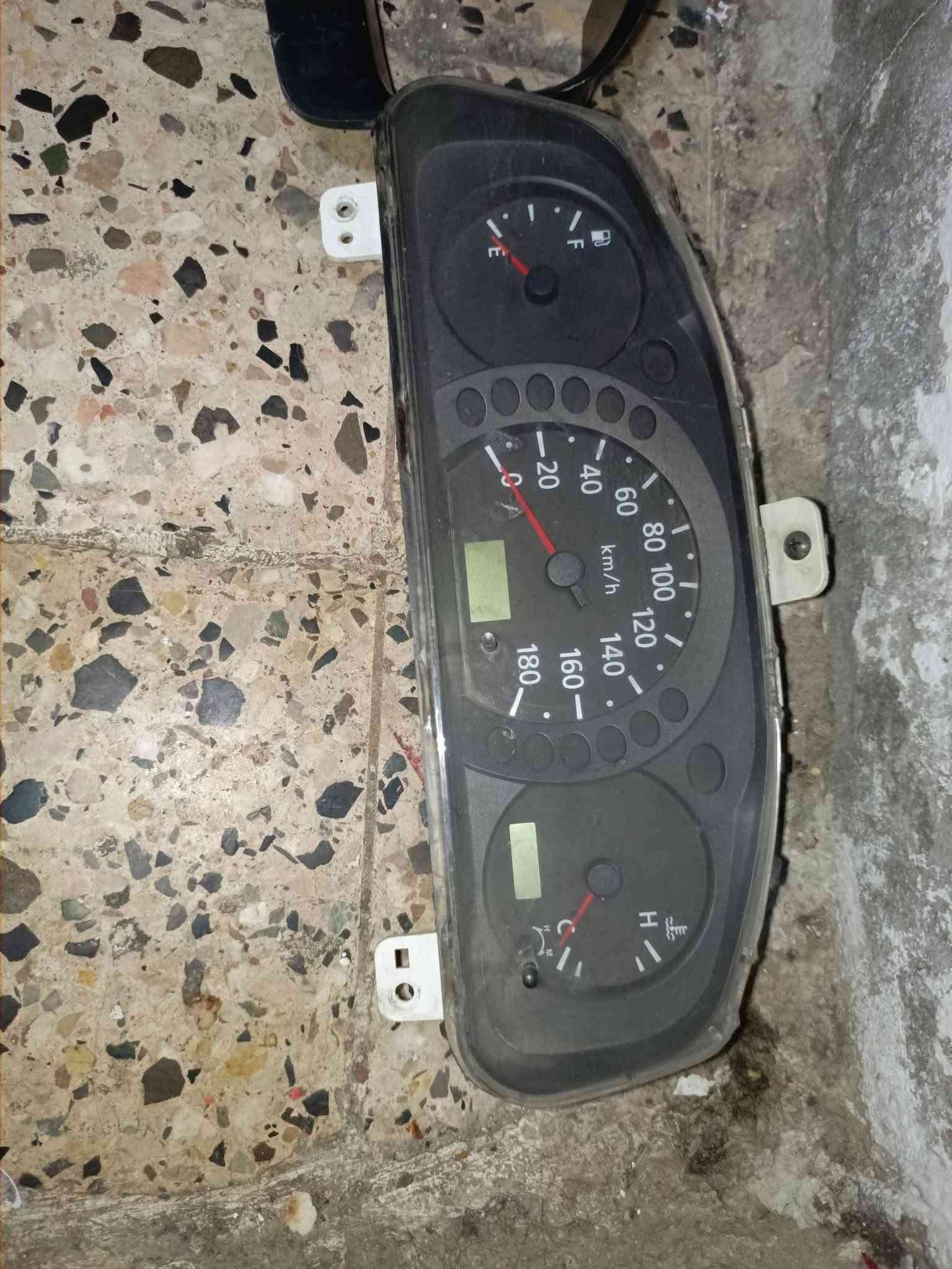 سلام عليكم 
عداد شغال كيه نيسان ناصي مفول على اخير ب 150 
مال تفصيخ اصلي 
سيت بطن مال تبريد كامل ب 60 
بجم مال قاعدة مال تبريد هيه ول قاعدة ب 30 
و كرسي قلابي عوزه دوشمه ب 50 

***********
