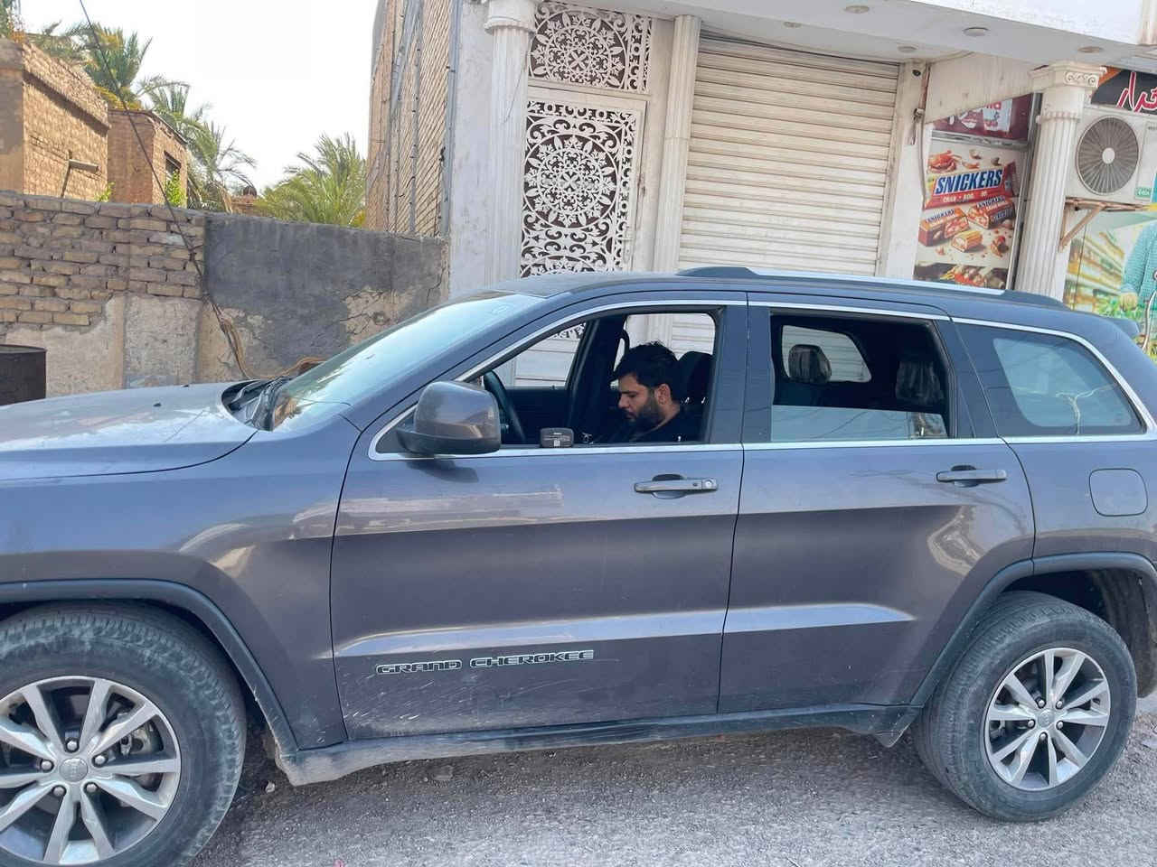 جيب شيروكي لاريدو 2020
ماشيه 80الف 
مواصفات رادار 
تحكم كشنات 
محرك 3600
مامفتوح 
4ويل
تبريد ثلج 
رقم بغداد تحويل ثاني يوم 
السعر 175ماكو هيج سعر الموديل 20بس متوازي على البيع
حادثها نص البجم مصبوغ نص البنيد والجاملغ الأيمن والايسر الاتصال على الرقم ***********
