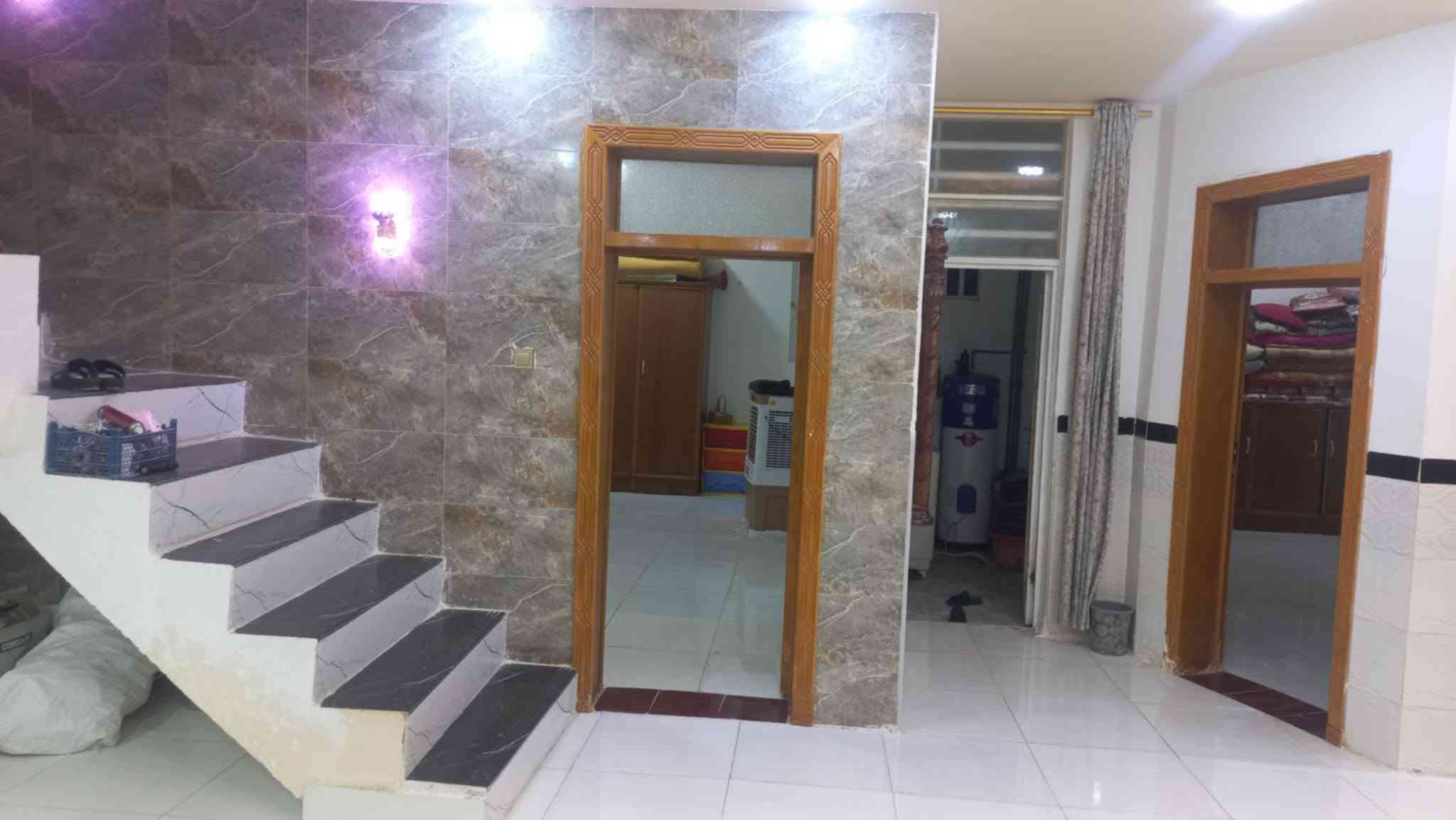 🏡 بيت للبيع – مراوس

 بسعر 90 مليون دينار 

📐 المساحة: 200م² – ركن
🏗️ السقف والأساس: صب كونكريت
🧱 البناء: طابوق نهروان
🛣️ عرض الشارع: 17م

تفاصيل البيت:
• غرفتان كبيرتان، إحداهما سويت
• استقبال وصالة بعرض البيت
• مطبخ حار وبارد
• حمامان داخلي وخارجي
• گراج للسيارة
• أرضيات بورسلين ثقيل بالكامل
• البيت متعوب عليه، والمنطقة نظيفة وهادئة جداً

📜 السند: طابو زراعي، سند 25 + إقرار محكمة باسمك، مشمول بالتطويب.

📍 الموقع: مقابل قرية الغدير، خلف محطة وقود بركات الغدير.

⚡ كافة الخدمات متوفرة:
تبليط • ماء • كهرباء • مولدة خط ذهبي • نت ضوئي

📞 للتفاصيل التواصل: ***********
