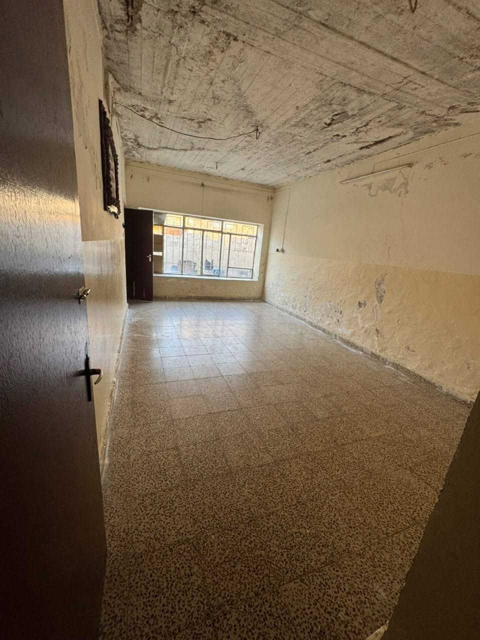 بيت للايجار مساحته 300م طابق ارضي
عنوانه حي الواسطي قرب على حسينه جعفر الصادق قرب مجمع المدارس 
مكون من 3 غرف نوم وهول واستقبال ومطبخ وصحيات وكراج 
للاستفسار ***********
