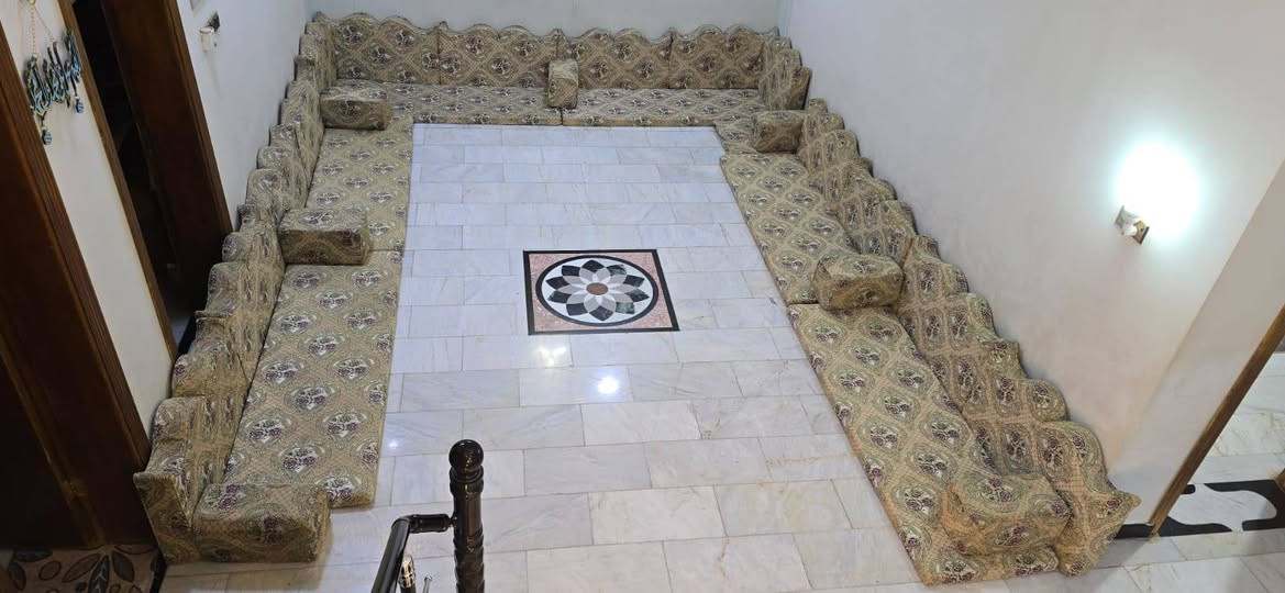 السلام عليكم
يوجد ديوان كامل 14متر 
نظيف استخدام قليل سعرة 450 وبي مجال قليل للتواصل 
***********
