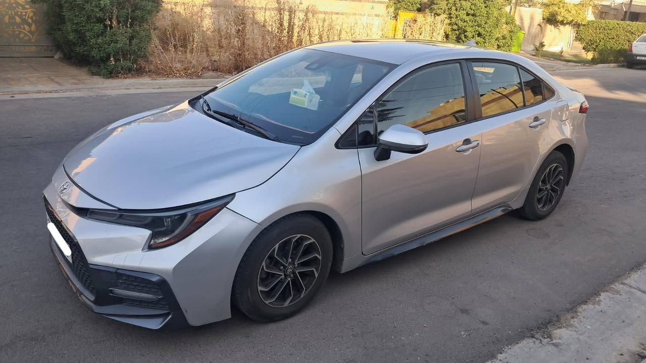 تويوتا كورولا 2020 فئة SE 🚗🔥
(وارد أمريكي - محرك 2000cc) ..
للبيع السعر المطلوب: (135 ورقة) وقابل للتفاوض البسيط للشراي الجاد..
ماشية : 97000Mi
♦️صور الحادث مرفقة في المنشور..
🔸️أيرباك سليم..
 صنع اليابان 🇯🇵
المواصفات:الفئة والمحرك: SE الرياضية، محرك 2.0L قوي جداً واقتصادي، كير ومحرك بشرط الفحص..
اللون: سلفر (رصاصي) نظيف جداً بحالة ممتازة..
حجم الويل: حجم 15 (مريح جداً ونعومة تامة بالطسة ومناسب جداً لشوارعنا)..
أنظمة الأمان والرادارات الذكية (Toyota Safety Sense 2.0):رادار أمامي ذكي مانع اصطدام (بريك ذاتي عند الطوارئ مع كشف المشاة)..
مثبت سرعة تفاعلي راداري (يخفف ويزيد السرعة تلقائياً حسب حركة السير)..
رادار انحراف ومغادرة المسار (تنبيه مع توجيه المقود تلقائياً لإعادة السيارة لمسارها)نظام الحفاظ على مركز وحجم المسار بالطريق السريع..
وضعيات القيادة (Drive Modes): ثلاث وضعيات (SPORT للأداء الرياضي والتسارع القوي / ECO لتوفير الوقود بالازدحامات / Normal للقيادة اليومية)..
الاضافات والمواصفات الداخلية: شاشة لمس أصلية كبيرة تدعم Apple CarPlay..
كاميرا خلفية واضحة جداً، تحكم ستيرن كامل، بلوتوث، وتبريد ثلج مكفول، نظام إنارة LED ذكي..

📍مكان التواجد: بغداد _ الطوبجي
للتواصل والاستفسار فقط هاتف : 
***********
