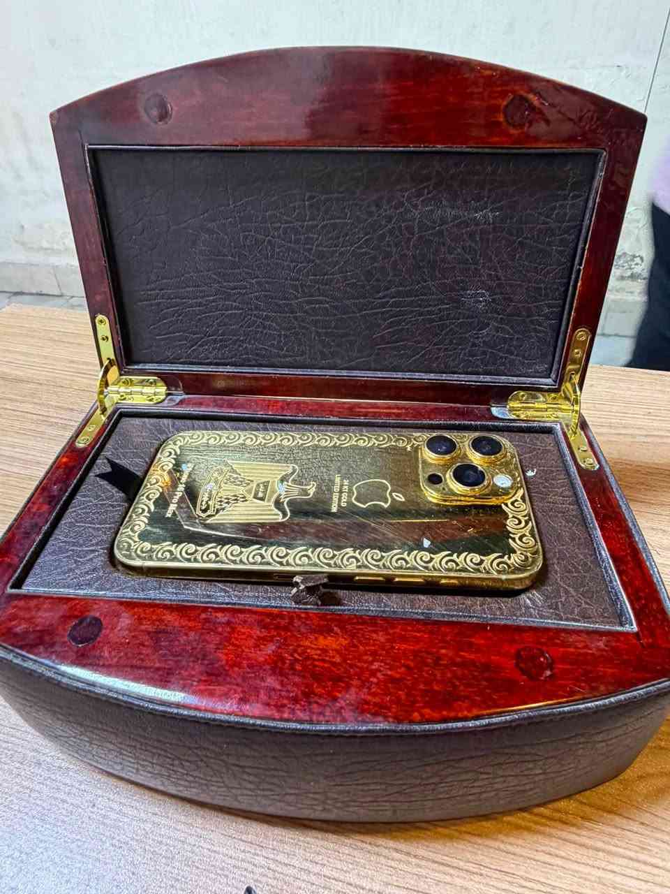 سلام عليكم ١٦ برو مكس ذهب يراده كامرات خلفي المكان كراده *********** بي كم زلغ
