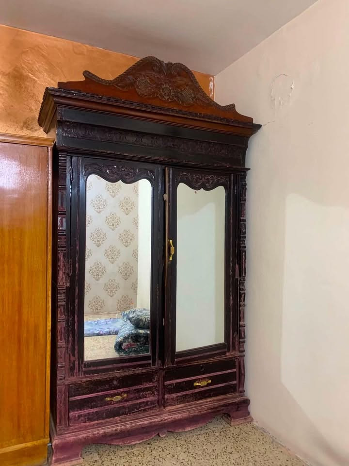 السلام عليكم 
كنتور هندي كنتور أنتيكا عمره 90سنة بابتين مع جرارتين خارجيات مع وجود قاصة داخلية مع تاج كبير نضيف مابي ضرر للاستفسار الاتصال على الرقم 
***********
