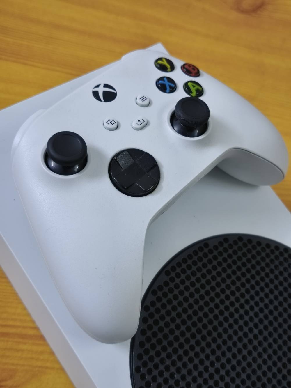 XBOX SERIES S للبيع 
الجهاز نضيف كلش وياه كل ملحقاته للتواصل واتساب:***********
السعر:400 بي مجال بسيط