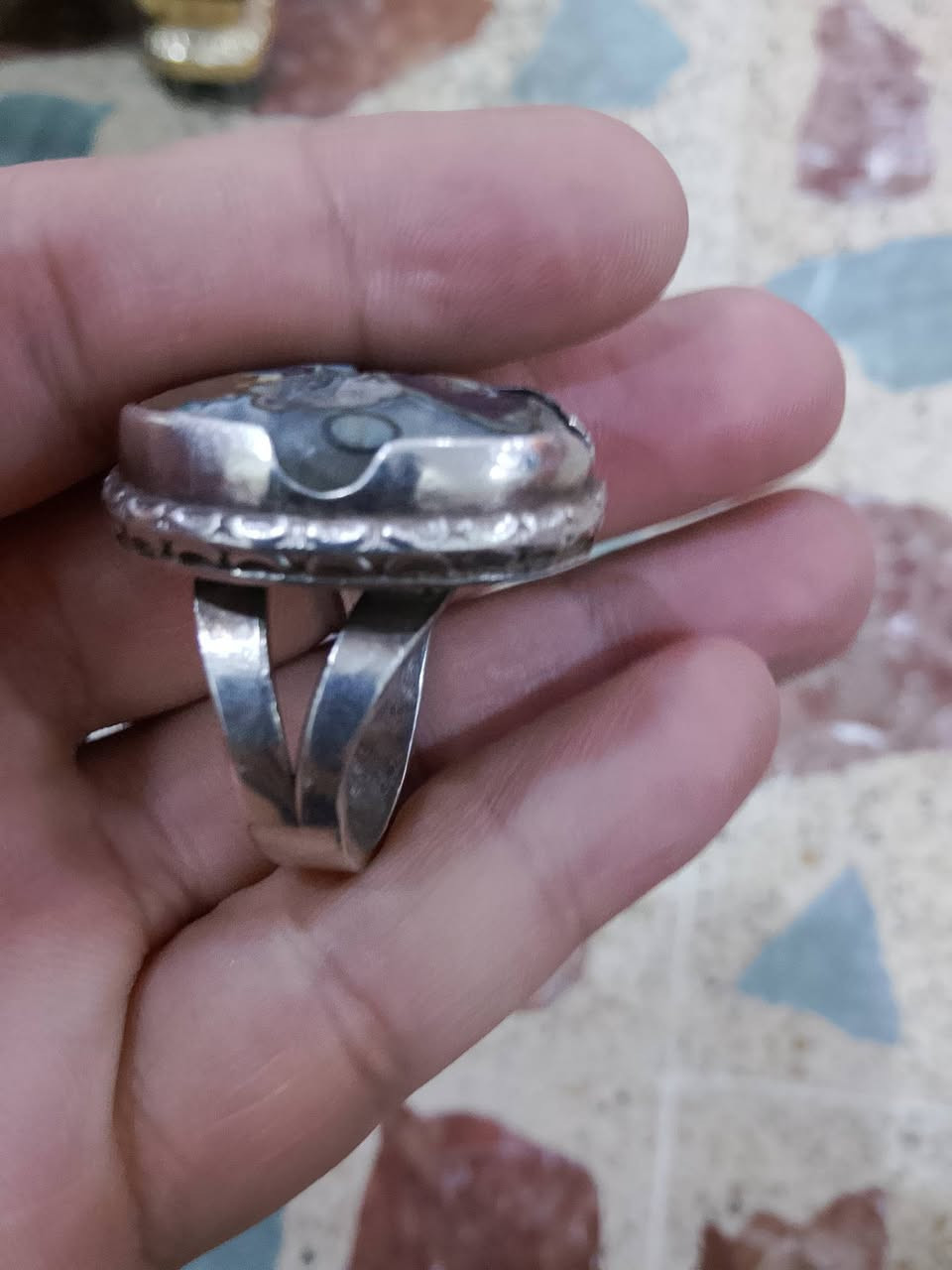 خاتم من الحجر الداوودي قديم ملاكط منقوش نقش غير معروف صياغه قديمه ثقيله جدا حجم راهي الحجر فعال شرط المراسله خاص او واتساب ع الرقم ***********
