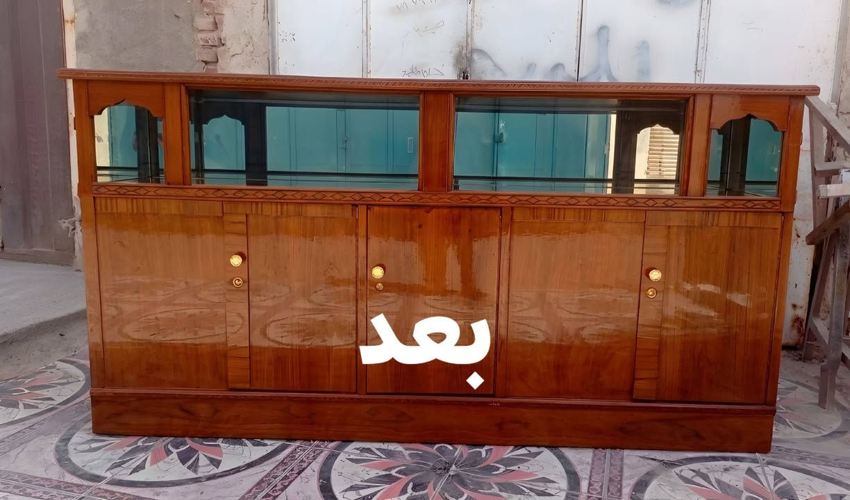 تصليح وصبغ بوفيه........ 
اضافه معاكس. كوالين. يدات. جام. مرايات.
باداره سيد ايهاب *********** 
1/لتصليح وصبغ البوفيات والكناتير والغرف (الجديده والقديمه). 
2/شد الغرف العراقيه والتركيه والماليزيه والابواب.
3/عمل بوفيات وكناتير وغرف  وجراجيب وابواب وكل شي يخص الخشب. 
 4/شراء وبيع البوفيات والكناتير والغرف المستمعله وغيرها. 
5/بيع وتشريح اللواح الخشب.وبيع ملحقات الخشب بانواعها مفرد او جمله. 
وبانسب الاسعار وحسب طلب..

نص مكتوب في الصور:
- قبل
- بعد