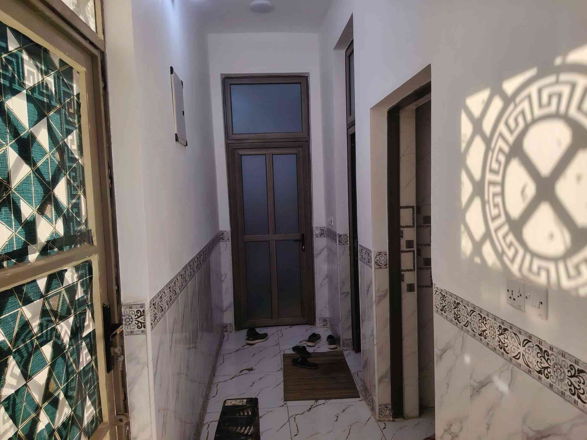 بيت البيع مساحة ميه متر طابقين غرفتين نوم وصاله وهول ومطبخ وصحيات داخلية سند ٢٥ طابو زراعي شارع تبليط البيت ركن على شارعين مقابيل دواجن حي الرحمن ***********
