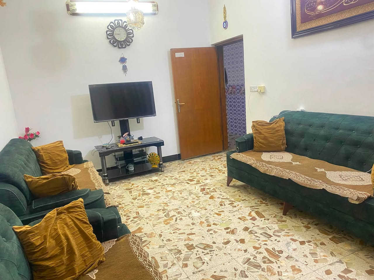 بيت للبيع 
المساحة 112,5
الزعفرانية- نهاية الأربع شوارع - زراعي أبو ريسان - بداية المنطقة على الشارع الرئيسي 
يحتوي على كراج واستقبال ومطبخ وصحيات داخلية وغرفة نوم كبيرة ومناور عدد ٢ 
الطابق الثاني حمامات ومخزن والسطح الخلفي الأرضية كاشي ( جاهز لإضافة غرفة) والسطح الأمامي شتايكر 
طابو زراعي سند 25 مشمول بالتطويب ومرقم ( معاملته في بلدية الكرادة)
السعر ١٦٠
للاستفسار أكثر:
***********
