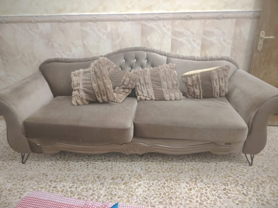 السلام عليكم تخم للبيع مستعمل مكانه بغداد الجديده السعر 400 الف قنفتين كبار عدد 2 واربع كراسي 
***********‬
