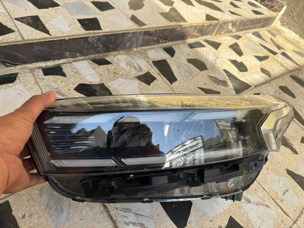 سلام عليكم لايت ابو الـ لد  مال كصه شرط بعده لوك 
خذته ب 5ورقات ونص اريده 4 ورقات صفحة السايق 
مكاني البلديات هاتف ***********
