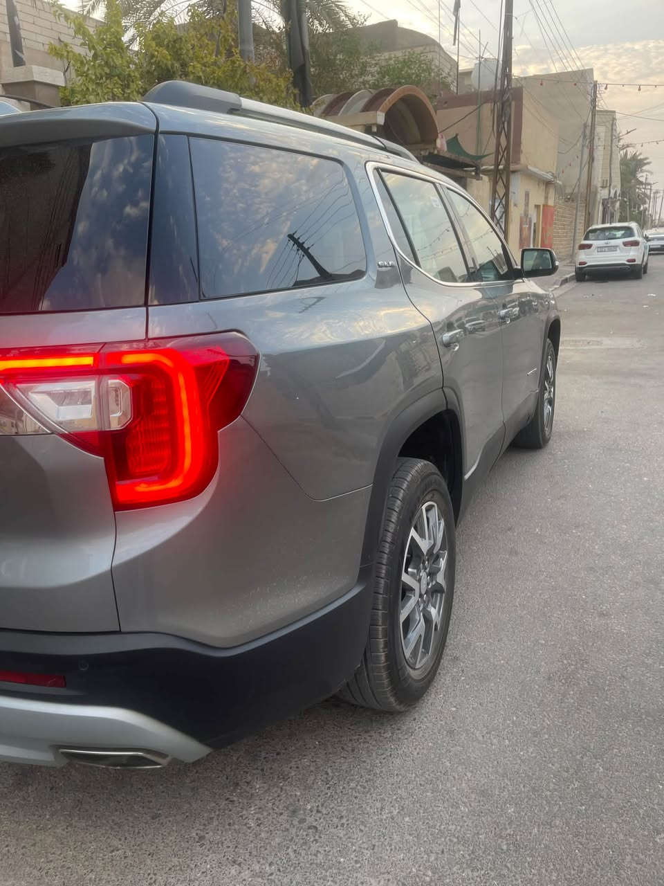 GMC اكاديا 2023 Sle
محرك 2000 تيربو 
وارد امريكي ضربتها الجاملغ الايمن بالطرف وشوي من الباب 
مواصفاتها نص فول
نقاط عمياء
رادار امامي
حساسات امامية خلفية
توقف ذاتي
صندوق كهرباء
تحديد مسار
تنبيه اصطدام 
تشغيل عن بعد
تدفئة كشنات
كشنات منفصل مخمل
كاميرا خلفية
كار بلي اوتو
اربع بصمات بالباب
ماشية 62000 كيلو
سيارة جديدة بمعنى الكلمة من كير ومكينة وتبريد وحدادية وتايرات
رقم اربيل سنوية جديدة

السعر 255 ورقة وبيها مجال للشراي الجاد 
رقم ***********
