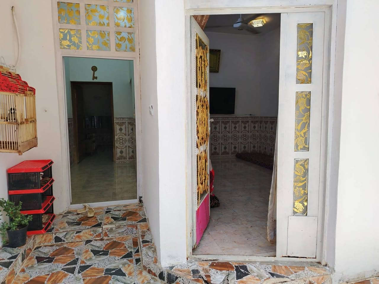 السلام عليكم #متاح بيت طابقين مساحه ٨٣ متر يتكون الدار من استقبال وصاله وغرفه نوم ومطبخ وصحيات دار جاهز للسكن موقع الدار التأميم حي ٨ شباط السعر ٧٥ قابل للتفاوض للتواصل ***********
