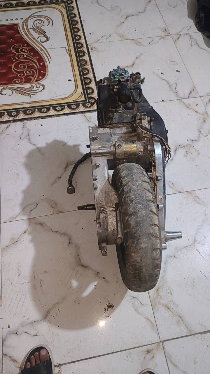 السلام عليكم مكينه سكنس مزود
كور تي تي مارك 

هاوزن نيكل 

تاير خلفي جلاتين 

ملاحضه المكينه ولفاتها تعبانه السعر 275 وبيها مجال شي قليل 

مكاني بغداد الزعفرانيه شارع الكهرباء واتساب ***********
