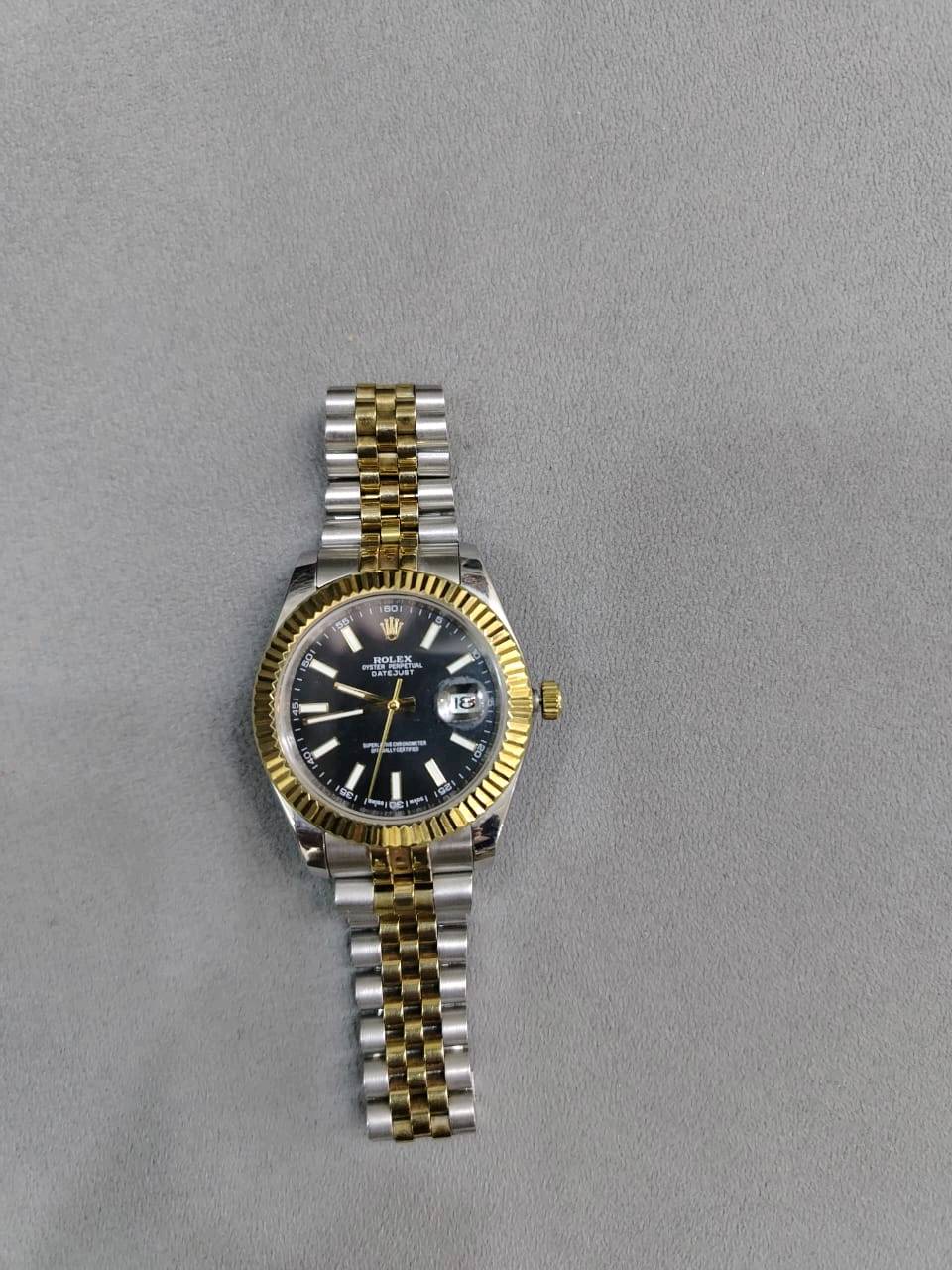 ⌚ للبيع – ساعة Rolex Datejust أوتوماتيك ⌚
ساعة رجالية بتصميم كلاسيكي فاخر، ثنائية اللون فضي وذهبي، مع مينا أسود أنيق وسوار Jubilee.
🔹 الموديل: Rolex Datejust
🔹 الحركة: أوتوماتيك
🔹 المينا: أسود مع مؤشرات ذهبية
🔹 التاريخ: نافذة تاريخ مع عدسة مكبرة
🔹 الإطار: ذهبي مخدد
🔹 السوار: Jubilee ثنائي اللون
🔹 الحالة: مستعملة وبحالة جيدة جدًا
🔹 التصميم: كلاسيكي وفخم ومناسب للاستخدام اليومي والمناسبات
💰 السعر: 650,000 دينار عراقي
📩 للجادين فقط، التواصل على الخاص. 
السعر قابل للنقاش بشكل بسيط عند المعاينة.
