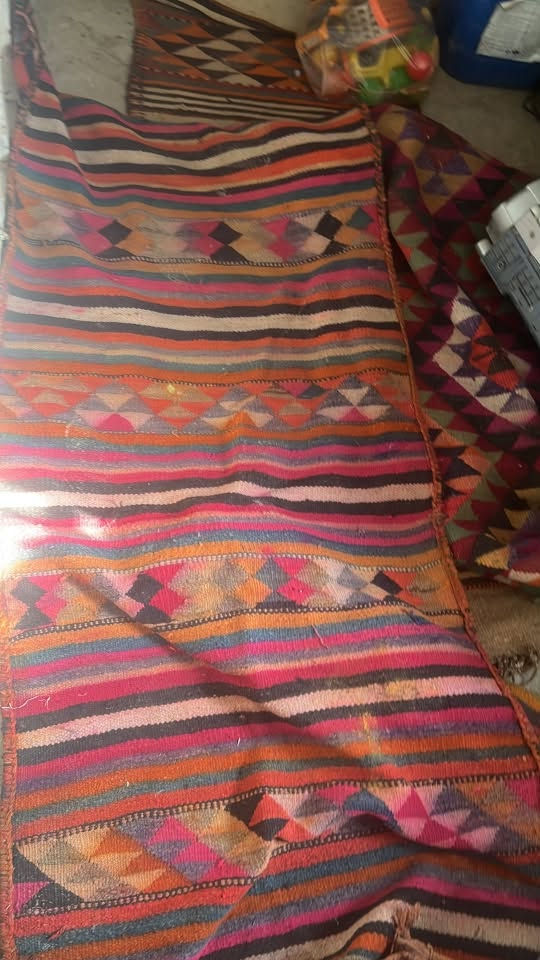 السلام عليكم بسط حياكه يدوي غير مستخدم نظيفات جدا ب ١٧ القطعه شلع قفل المفرد عله ٢٥
واتساب فقط *********** 
مدينه الصدر
