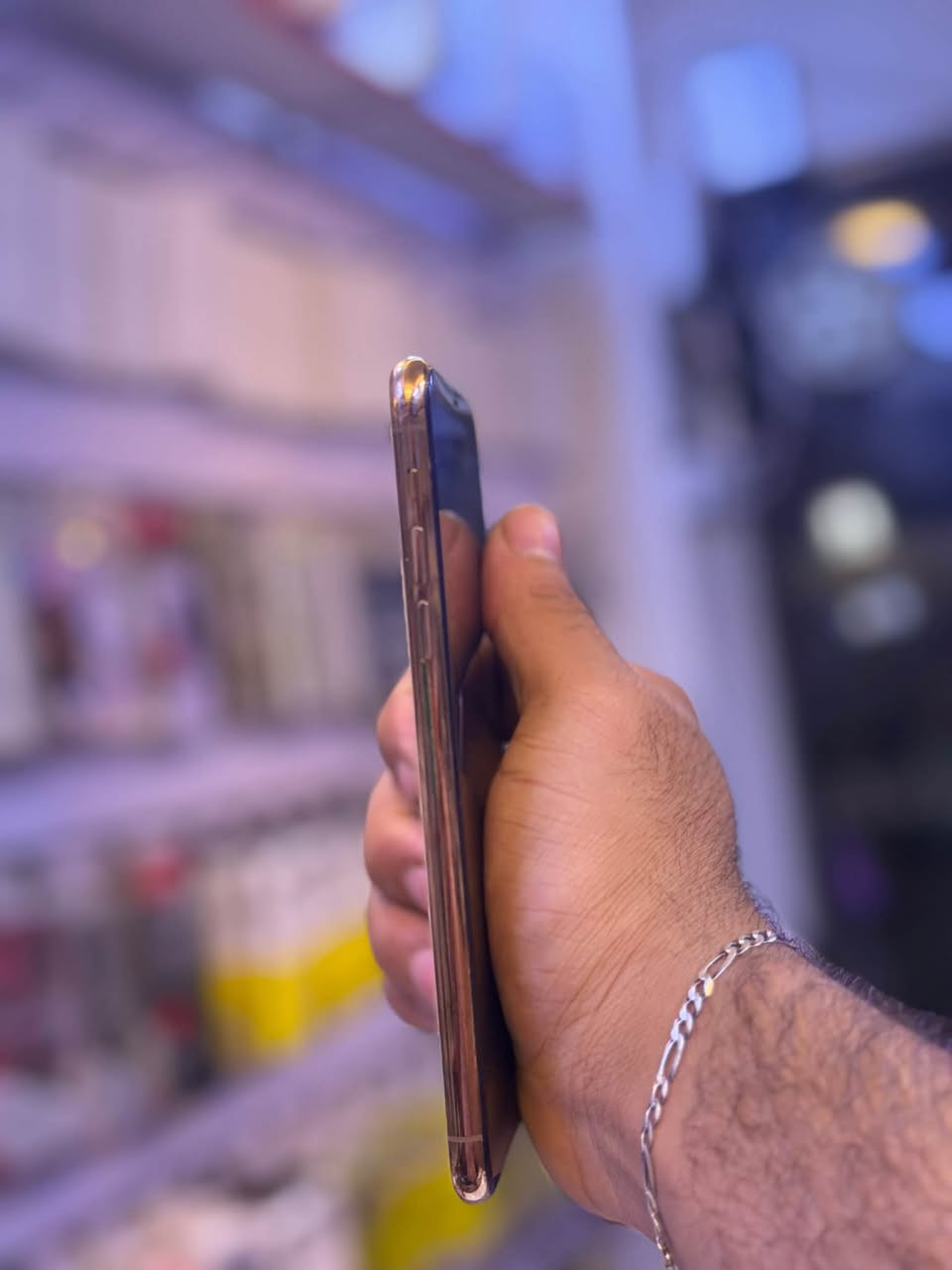 للبيع iPhone 11 Pro Max
المواصفات:

•  الذاكرة: 256GB

•  البطارية: 92%

•  الجهاز مبدل فقط الشاشة

•  نوع الشاشة: وسط - لا تشمر ولا تعلق ولمس فول

•  شغال على وضع الوكالة وكلشي بيه شغال

السعر: 270 الف وبيه مجال بسيط

العنوان: بغداد - مدينة الصدر - قطاع 18 - قرب سيارات كربلاء

للتواصل: ***********
