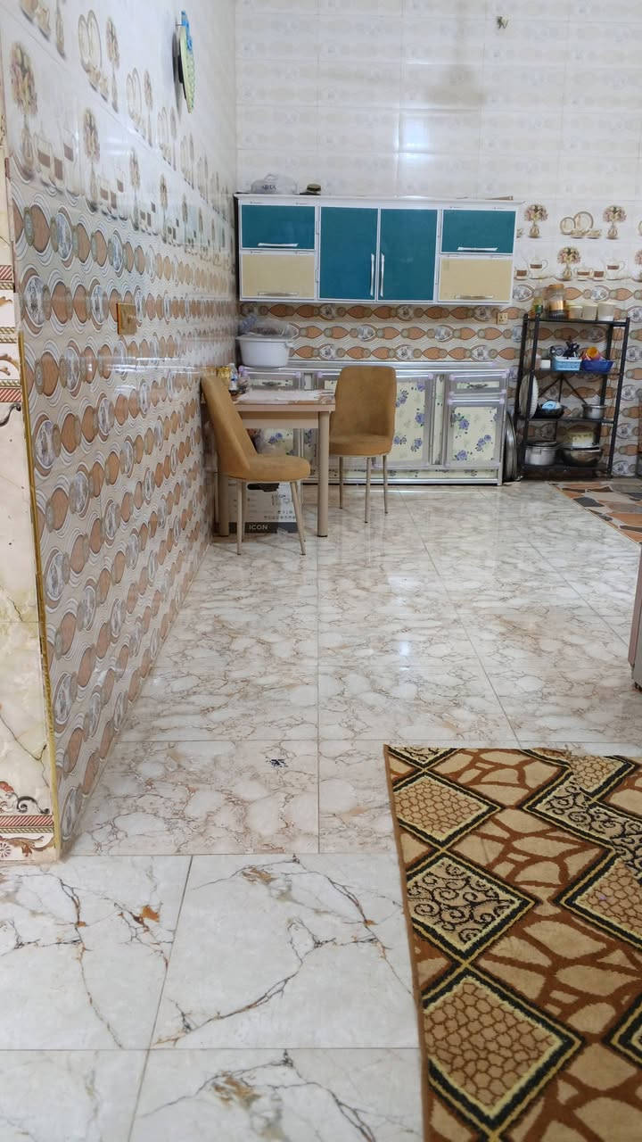 بسم الله.بيت للبيع حي العسكري 3 قرب جامع زين العابدين طابقين كونكريت مسلح تصميم حديث ودرجه اولى2024 مساحه 220الطابق الاول جاهز للسكن والثاني محتاج كهرباء ولبخ فقط يحتوي على غرفه جوه ومطبخ واستقبال وصاله وكراج وحديقه وصحيات داخليه وخارجيه والطابق الثاني ثلاث غرف وصاله ومطبخ مطلوب اسكان 20مليون والسعر والتفاصيل اكثر الاتصال على الرقم ***********الخاص مغلق
