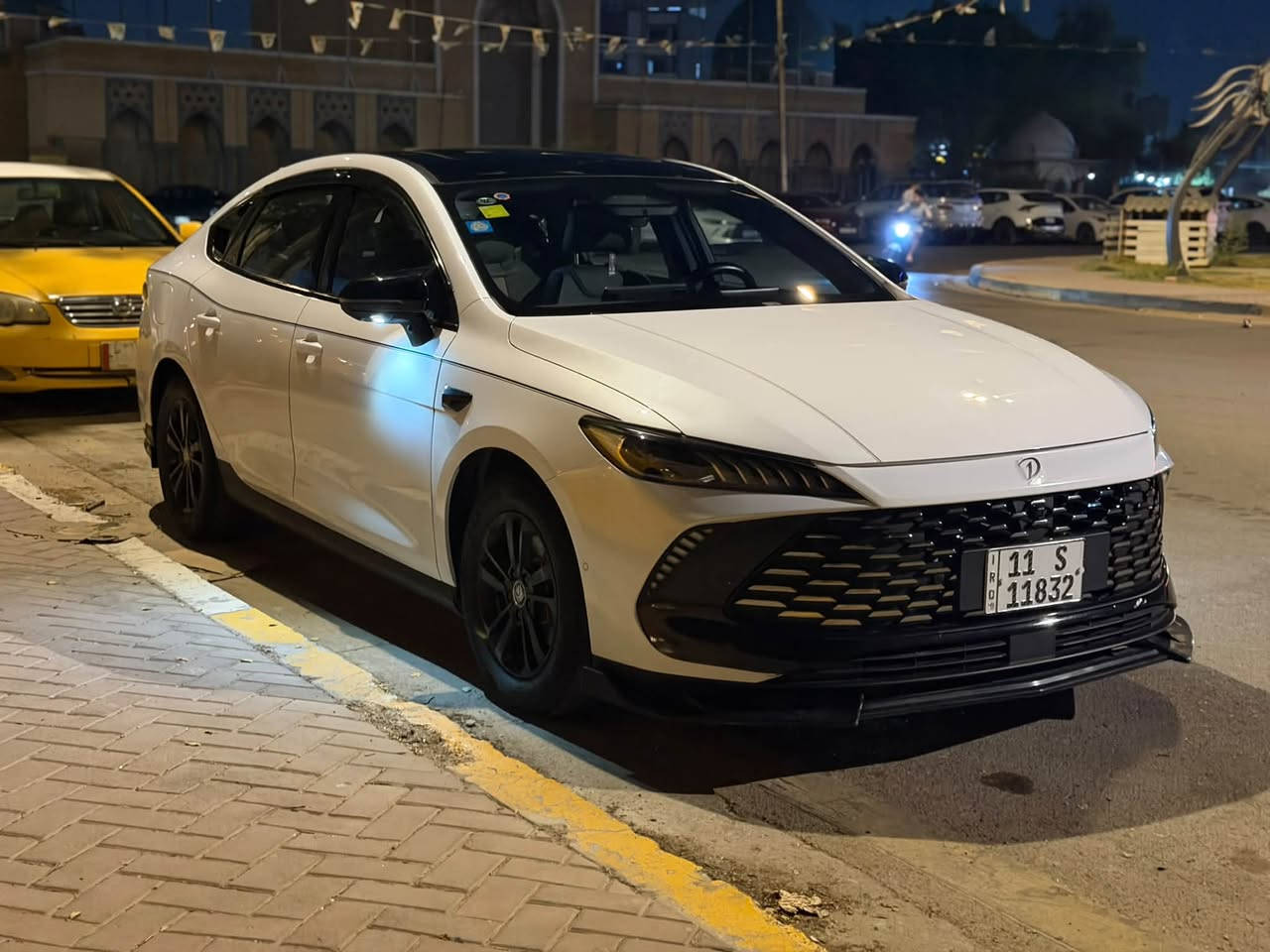 بي واي دي كن بلاس فلاكشب فول مواصفات مو العاديه ماشيه 7000
مواصفاتها 
فتحه سقف
كشن سائق كهرباء 
13 كامره 
حساسات 6 امامي 6 خلفي 
رادارات 2 
اوتو بارك ركن تلقائي نظامين 
محافظه على المسار 3 انظمه 
قياده ذاتيه 
شاشه جبيره 
داش كام تسجيل بلادي
وضع الأمان من تقفل السياره تسجل 24 ساعه 
لايت تحكم 
مري كهرباء وشفط 
ترحيب بالمري والابواب 
تجوه خلفيه 
واكو إضافات اني ضايفها للسياره 
سبايدر خلفي
دفيوزر خلفي 
سكوبات مثلث 
لحيه إماميه 
دوسات جانبيه 
أناره داخليه تفاعليه 
أناره بالدعاميه الاماميه كشافات 
دمام 1200w 
أرضيات تصعد على الدوسه أصليات 
وهواي نواعم ما ذاكرهن 

سعرها (26 مليون وبيها مجال ) السياره باسمي تحويل ثاني يوم مكانها بغداد السياره فول مو عاديه سعر اسئل على سعرها 
***********
