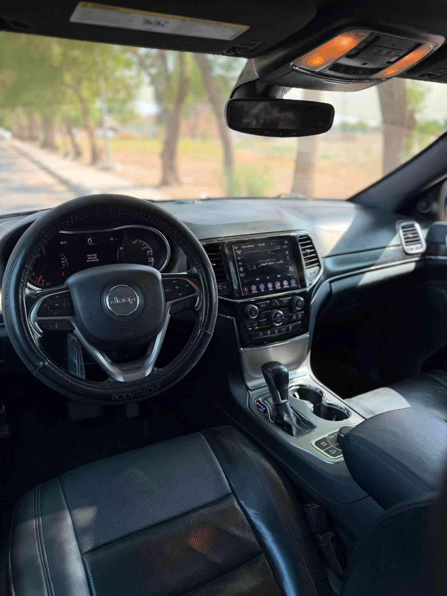 🚘 جيب جراند شيروكي 2020
🔹 الموديل: 2020
🔹 اللون الخارجي: رصاصي
🔹 المحرك: 6 سلندر
🔹 القير: أوتوماتيك
🔹 الدفع: رباعي
🔹 الشاشة: شاشة كبيرة
🔹 الداخلية: جلد
🔹 الكشنات: جلد
🔹 المقاعد: كهربائية
🔹 المقود: متعدد الوظائف
🔹 كاميرا خلفية
🔹 حساسات خلفية
🔹 تحكم بالمقود
🔹 بلوتوث + USB
🔹 مثبت سرعة
🔹 تكييف أوتوماتيك
🔹 تشغيل بصمة
🔹 دخول ذكي
🔹 جنطات ألمنيوم
🔹 أنظمة أمان متعددة
🔹 السيارة بيها بنيد +دعاميه 
🔹بنورامه
🔹السعر 19,500 الف دولار 
للتواصل ***********
