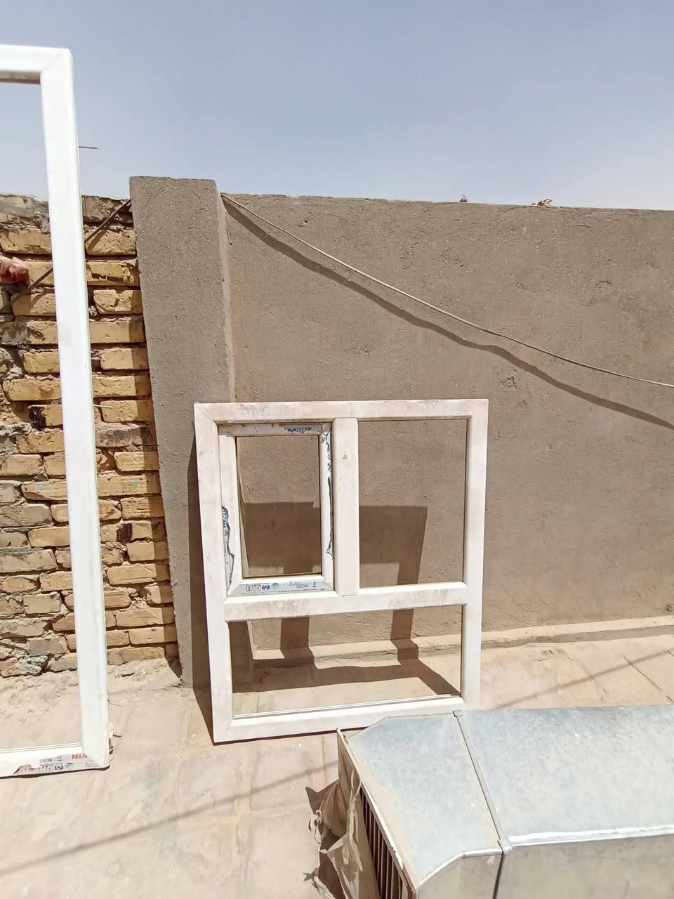 السلام عليكم أخوان عندي هاي الحدادية بيع مستعجل بسبب الأنتقال  شغل درجة أولى ثقيل vipاستعمال قليل نضافتهن 90%بس عليهن تراب بيهن شبابيك حديد عدد 3 تؤأم جامهن بيهن  والبقية bvc.  شبابيك وأبواب مع الجام ثقيل مالتهن كلة موجود يعني مال بيت كامل رايدتهن شلعة وحدة 500 وبيهن مجال للشراي  للتواصل  الاتصال  أو راسلونا واتساب ع هاذا الرقم *********** مكانهن حي النداء شارع المجمعات
