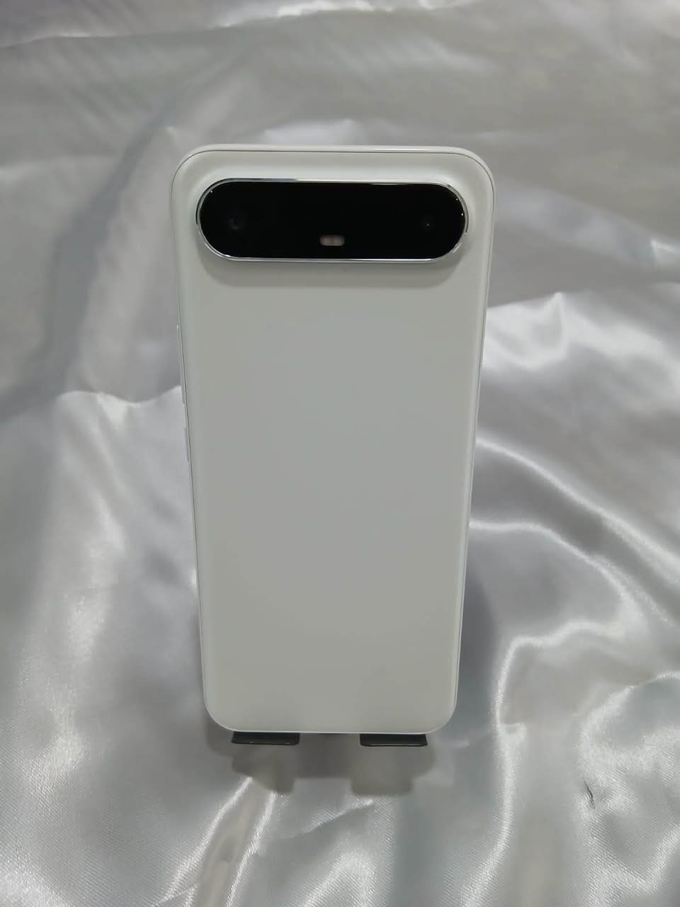 للبيع: Tecno Pova Slim 5G (أنحف هاتف ألعاب وجيل خامس)
​الجهاز بحالة ممتازة جداً (نظيف جداً مثل الجديد) بطلاء أبيض أنيق وشاشة منحنية مميزة.
​أبرز المواصفات والأداء:
​الذاكرة والتخزين: 256 جيجابايت مع ذاكرة عشوائية 16GB (8GB أساسية + 8GB إضافية).
​المعالج: Dimensity 6400 يدعم شبكات الجيل الخامس 5G، ممتاز للألعاب والاستخدام الثقيل.
​الشاشة: AMOLED منحنية الأطراف بحجم 6.78 إنش مع دقة عالية ومعدل تحديث سلس جداً (144Hz)، مريحة للعين (Eye-care Display).
​البطارية: ضخمة بسعة 5160mAh تدعم الشحن السريع.
​الكاميرات: خلفية رئيسية بدقة 50 ميجابكسل + 2 ميجابكسل، وأمامية بدقة 13 ميجابكسل.
​التصميم: جسم نحيف جداً وخفيف مع إضاءة خلفية تفاعلية أنيقة.
​الملحقات والحالة: الجهاز مستخدم نظافة عالية وبدون أي عيوب أو مشاكل
​السعر المطلوب: [290الف]
للتواصل: [***********]
