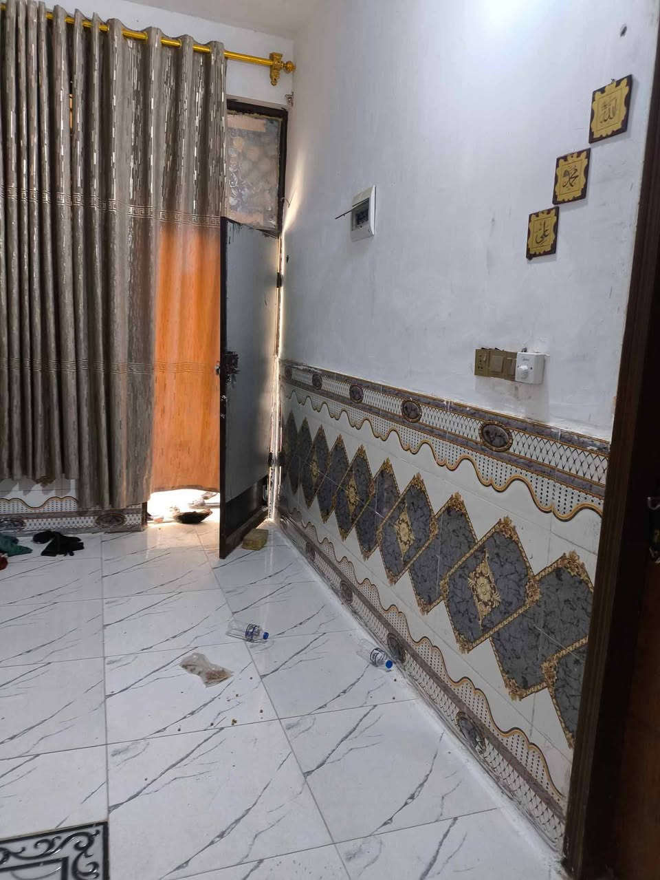 بيت للبيع بلاسكان الصناعي النزله الثالثه يم مدرسة الحمزه ميت متر خلفي دربونته متر ونص طابو صرف كله طابوك وسيراميك بي غرفه جبيره وحمام وبيتونه فوك وجوا غرفه وصاله واستقبال ومطبخ وحمام وصحيات عالي عن الشارع السعر  60للاستفسار  ***********
