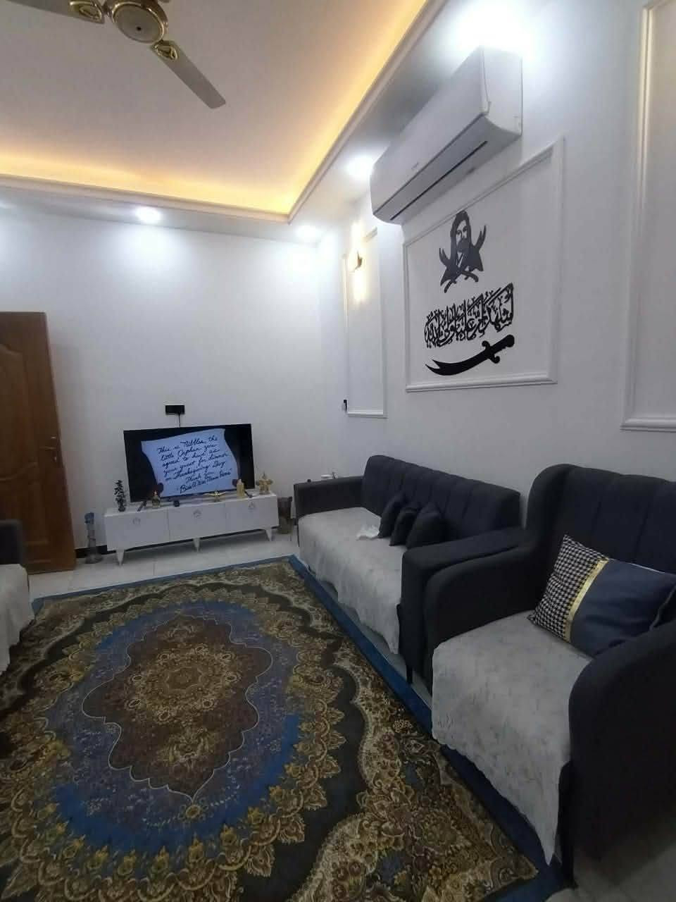 شارع زرزور قرب المدرسه مساحه 100غرفه نوم وصاله ومطبخ واستقبال مرقم من بلديه حديث جاهز للسكن كهرباء بوري نضام سبالت تقطير للاستفسار ***********
