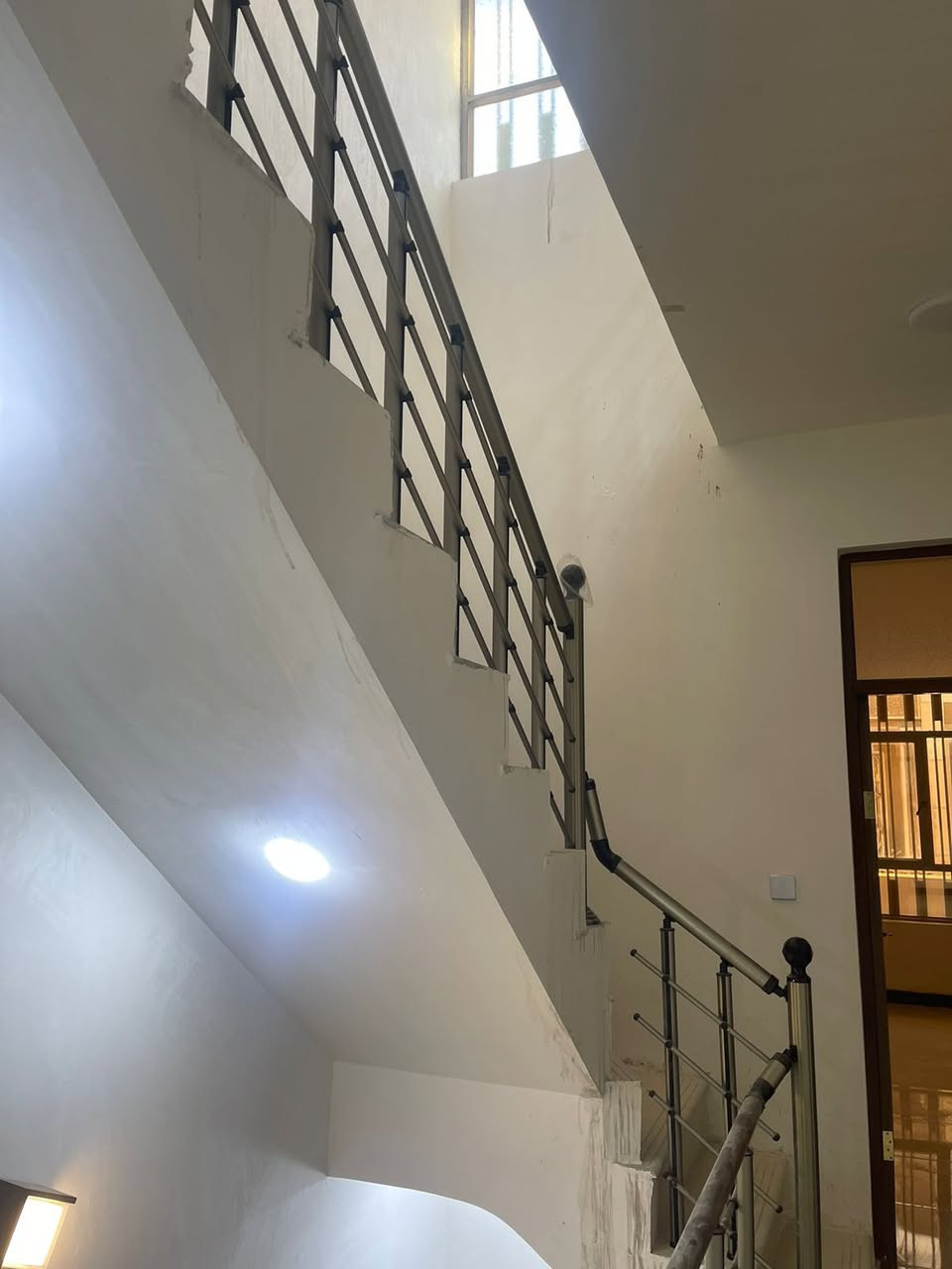 دار للبيع في الشعب العقاري الاولى  المساحة 81 النزال 13.5 الواجهة 6 بناء درجة اولى سنة 2025 يحتوي على ٣ غرف نوم وخدمات  في الطابقين البيت مدخلين للاستفسار على الرقم*********** او واتساب
