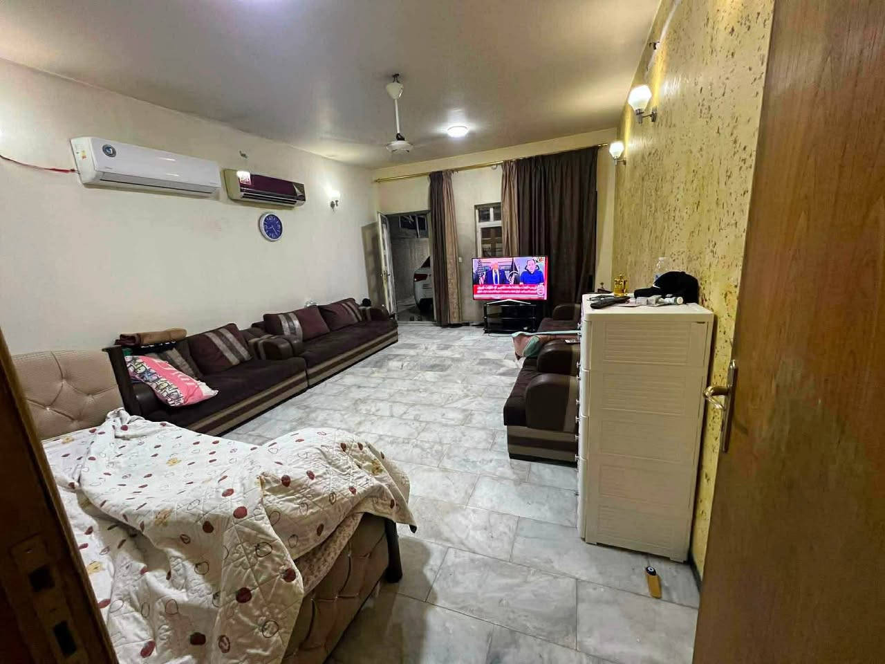 دار للبيع 120
6الواجهه 20  النزال ،طابقين الطابق الارضي گراج سياره + استقبال كبير + مطبخ + خدمات صحيه ،مدخلين .الطابق الثاني غرفتين نوم +خدمات صحيه .

الارضيه مرمر ابيض والحمامات سيراميك 

السعر 250 قابل للتفاوض.

*********** 

حي الجهاد مربع الطائي خلف مطعم گو برگر

.
