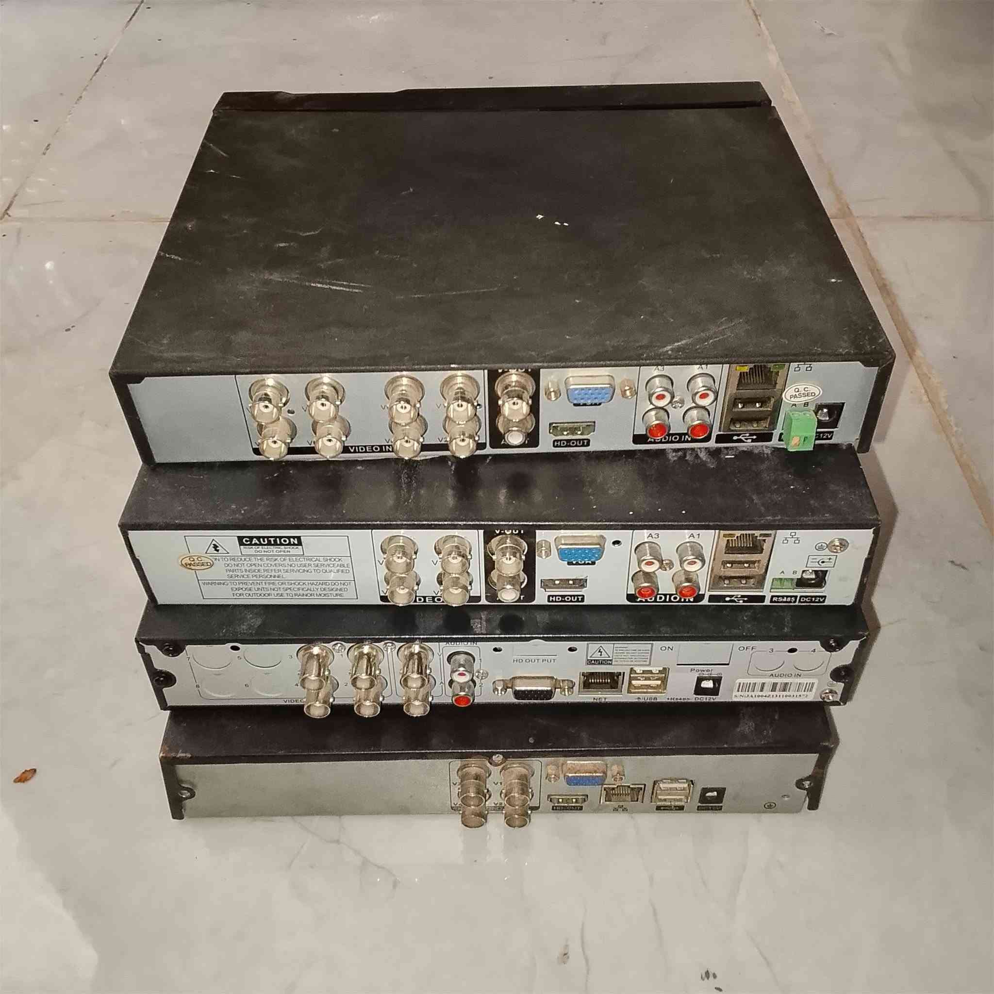 سلام عليكم
للبيع 4اجهزة dvr
2 يشتغلن واحد منهن 8جنل والثاني 4جنل بدون HD جديد غير مستخدم 
و2البقية اعتقد العطل مالتهن HD لأن يشتغلن بس بدون صورة 

وياهن6كامرات فحم 

نظام البيع فحم سعر الأجهزة 20 والكاميرات 6الاف 

توصيل موجود 
***********
