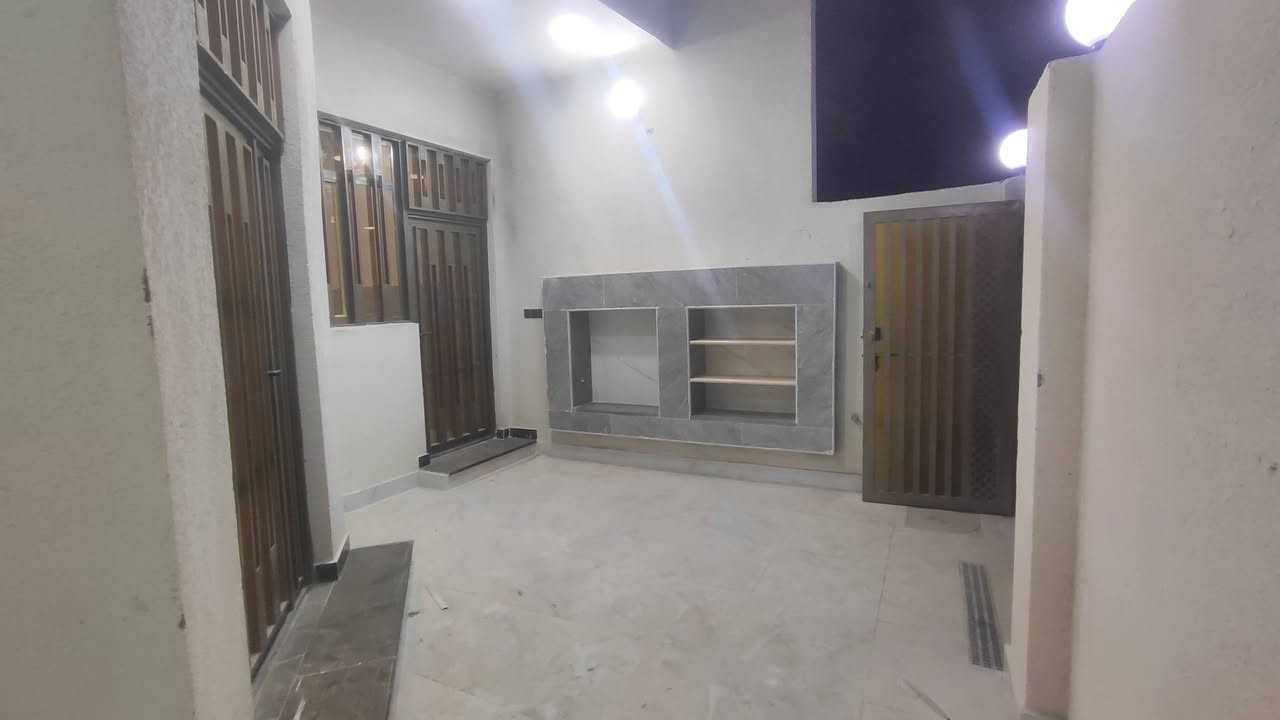دار للبيع المساحه 140 متر بناء درجه اولى وحديث حي مغربه الشيشان الثانيه ظهر البنزين خانه وقرب السوق رقم الهاتف ***********
