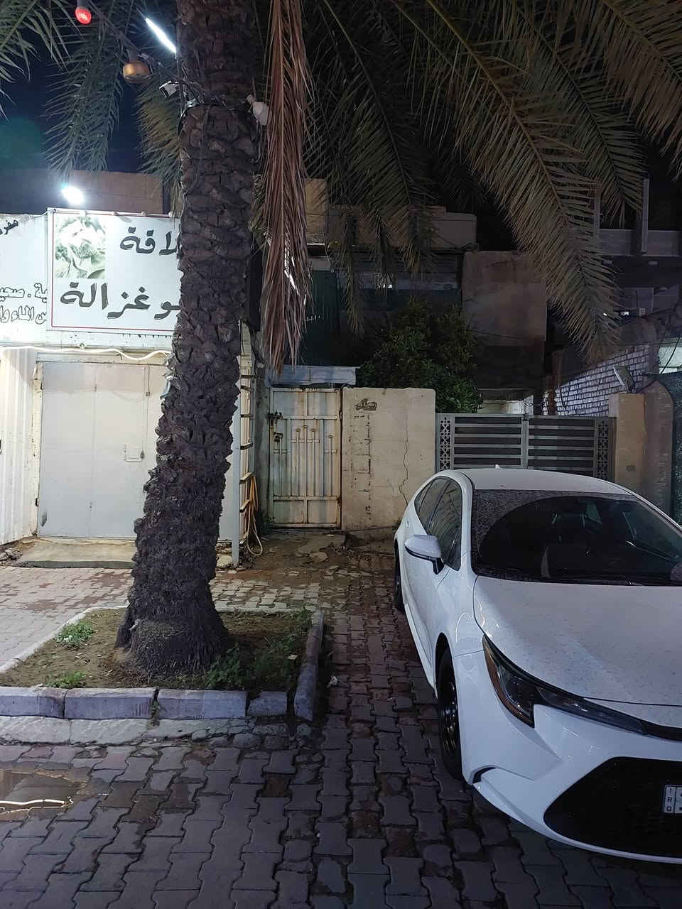 ٢٤٠م • ٣ وحدات • محلين مأجرات