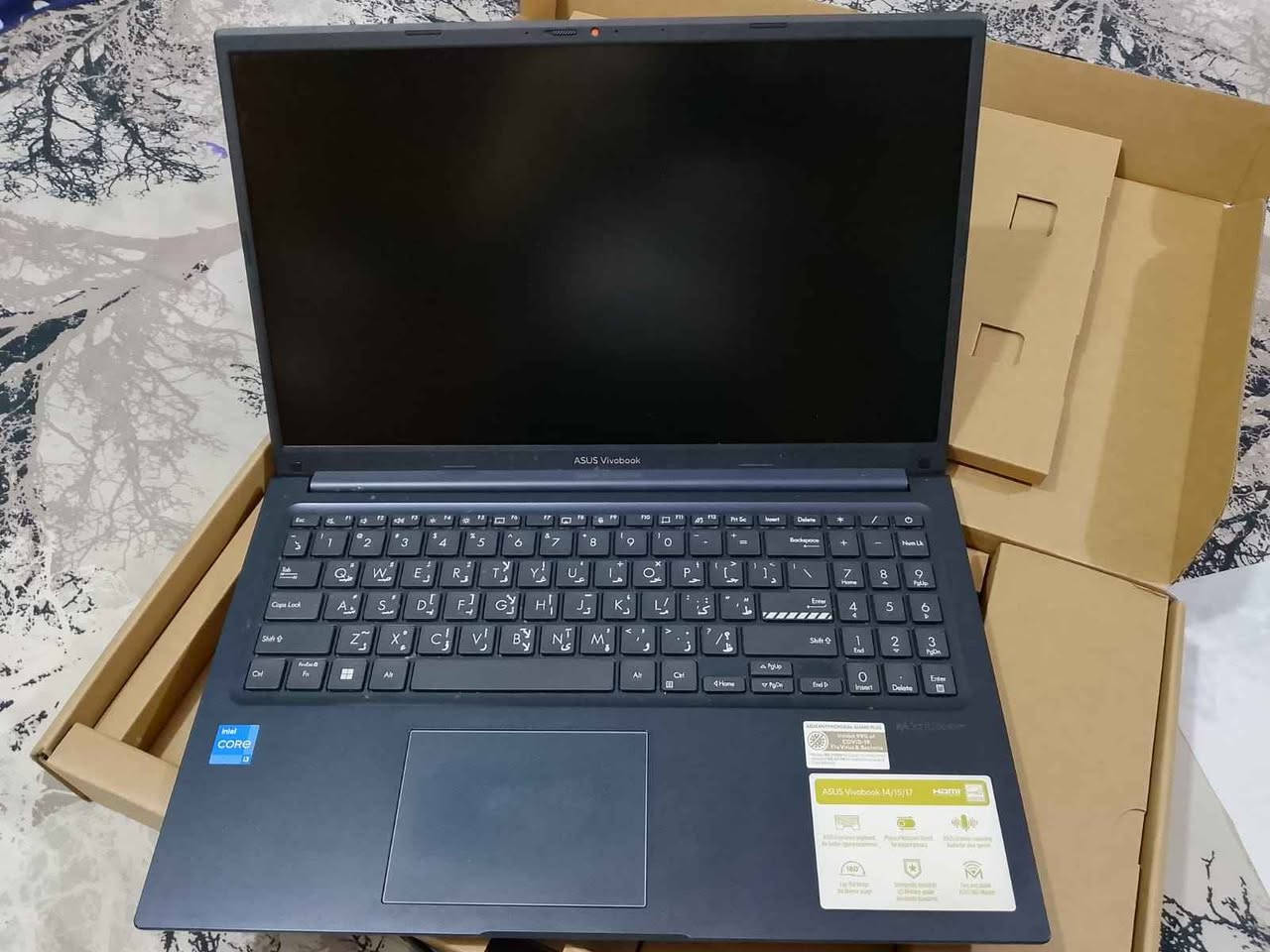 لاب توب للبيع // نوع ASUS Vivobook 15 
السعر (٤٠٠ ألف) مكاني بغداد حسينية الراشدية
 *********** او ***********

​المعلومات الأساسية
الجهاز "نظافة 95% مع الكارتون"
​الموديل (Model): ASUS Vivobook 15
(الرمز الدقيق: X1504VA-NJ816).
​اللون: أزرق هادئ (Quiet Blue).

​المواصفات التقنية (Hardware)
​المعالج (CPU): Intel Core i3-1315U
(من الجيل الثالث عشر، وهو معالج اقتصادي وجيد للمهام اليومية والدراسية).

​الذاكرة العشوائية (RAM): 4 جيجابايت من نوع DDR4
(مدمجة على اللوحة الأم On-Board).

​التخزين (SSD): 512 جيجابايت من نوع NVMe PCIe 3.0
(سريع جداً في التشغيل ونقل البيانات).

​الشاشة (LCD): مقاس 15.6 بوصة بدقة FHD (1920x1080)،
وهي شاشة قياسية مريحة للعين.

​كرت الشاشة (VRAM): لا يوجد كرت شاشة منفصل
 (يعتمد على الكرت المدمج في المعالج Intel UHD).

​المنافذ والاتصال
​المنافذ (USB): يحتوي على منفذ USB 2.0، ومنفذين USB 3.2، ومنفذ واحد USB-C.

​الاتصال اللاسلكي: يدعم Wi-Fi 5 و Bluetooth.

​البطارية: 3 خلايا بقدرة 42 وات في الساعة. بغداد, العراق
