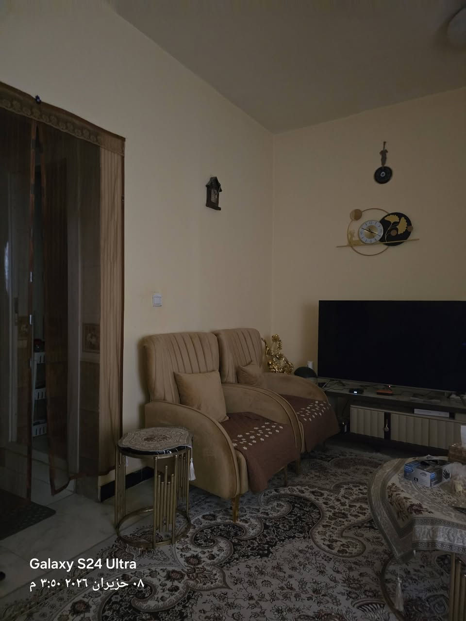 شقة في مجمع الامل السكني رقم 1 طابق اول، المساحة 110 عدد الغرف 2 ومشتملات رقم العمارة 28 شقه 6، مكان جيد وخدمات وقريب على سنتر الساعة، الشقه مع الاثاث بسعر بدون اثاث بسعر 195 وبيها مجال للجادين للتواصل على  الرقم ***********
