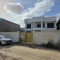 للبيع دار مساحة ٥٠٠ متر  (زنجيل على شارعين) يحتوي على ٧غرف نوم واستقبا...